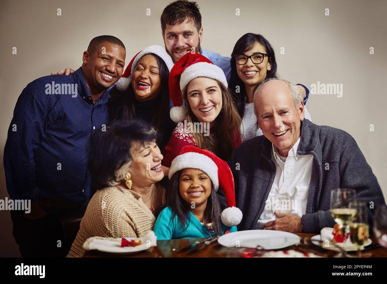 Weihnachten ist eine Zeit für die Familie. Porträt einer Familie mehrerer Generationen, die zu Hause gemeinsam Weihnachten feiert. Stockfoto