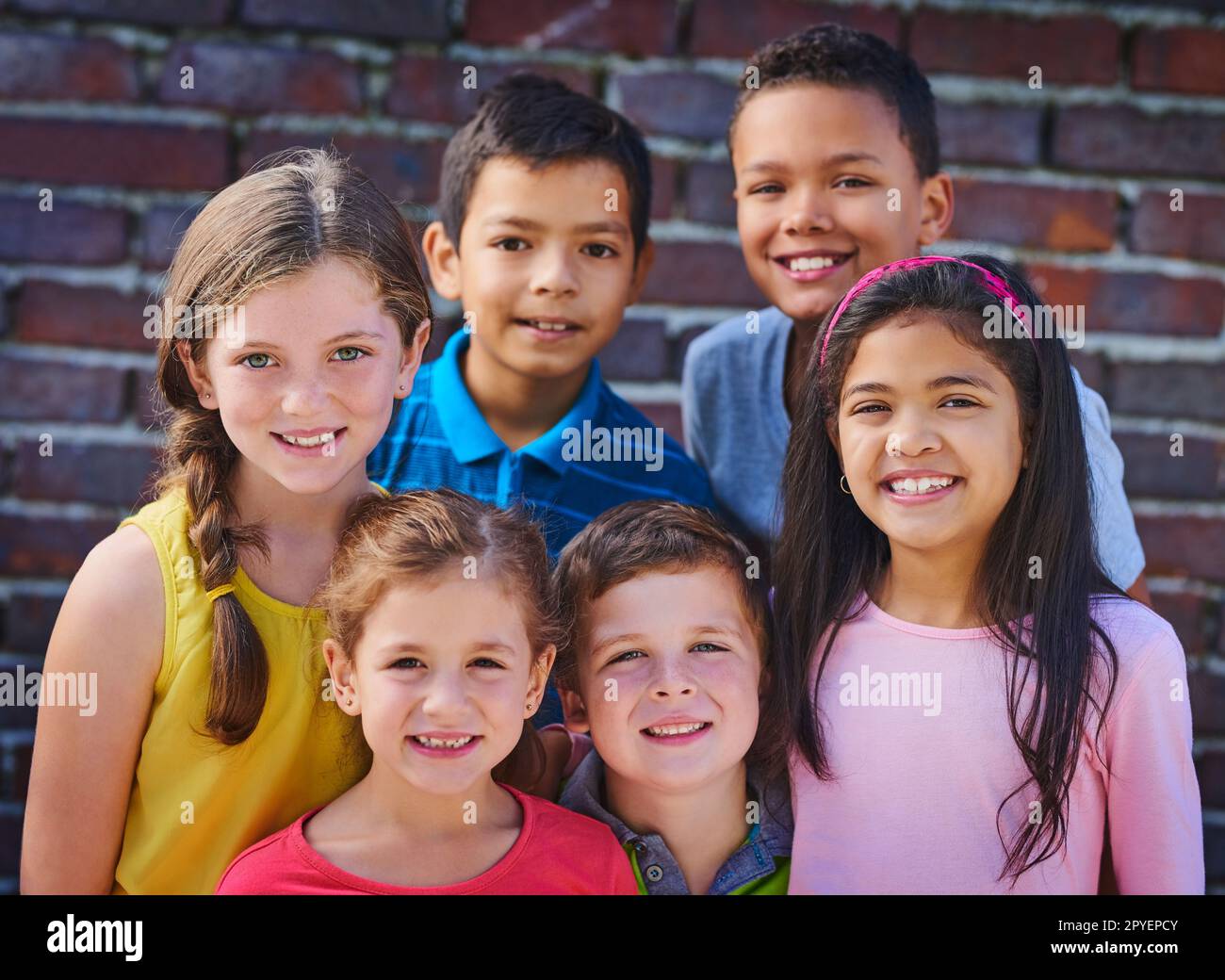 Die neuen Führer der Zukunft. Porträt einer vielfältigen Kindergruppe draußen. Stockfoto
