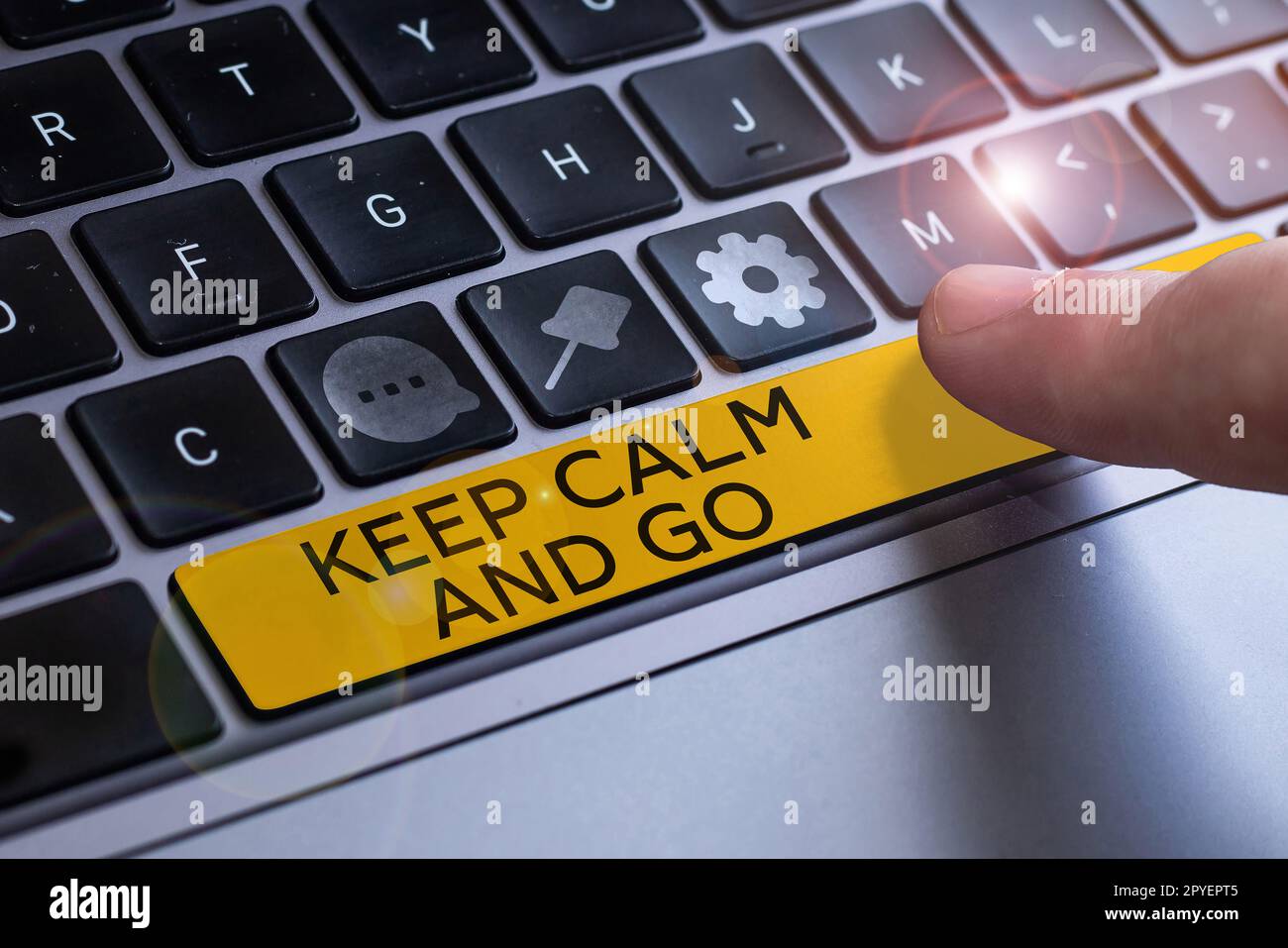 Schild mit der Aufschrift „Keep Calm and Go“. Geschäftsüberblick Entspannen Sie sich, und setzen Sie die Motivation fort. Inspiration Stockfoto