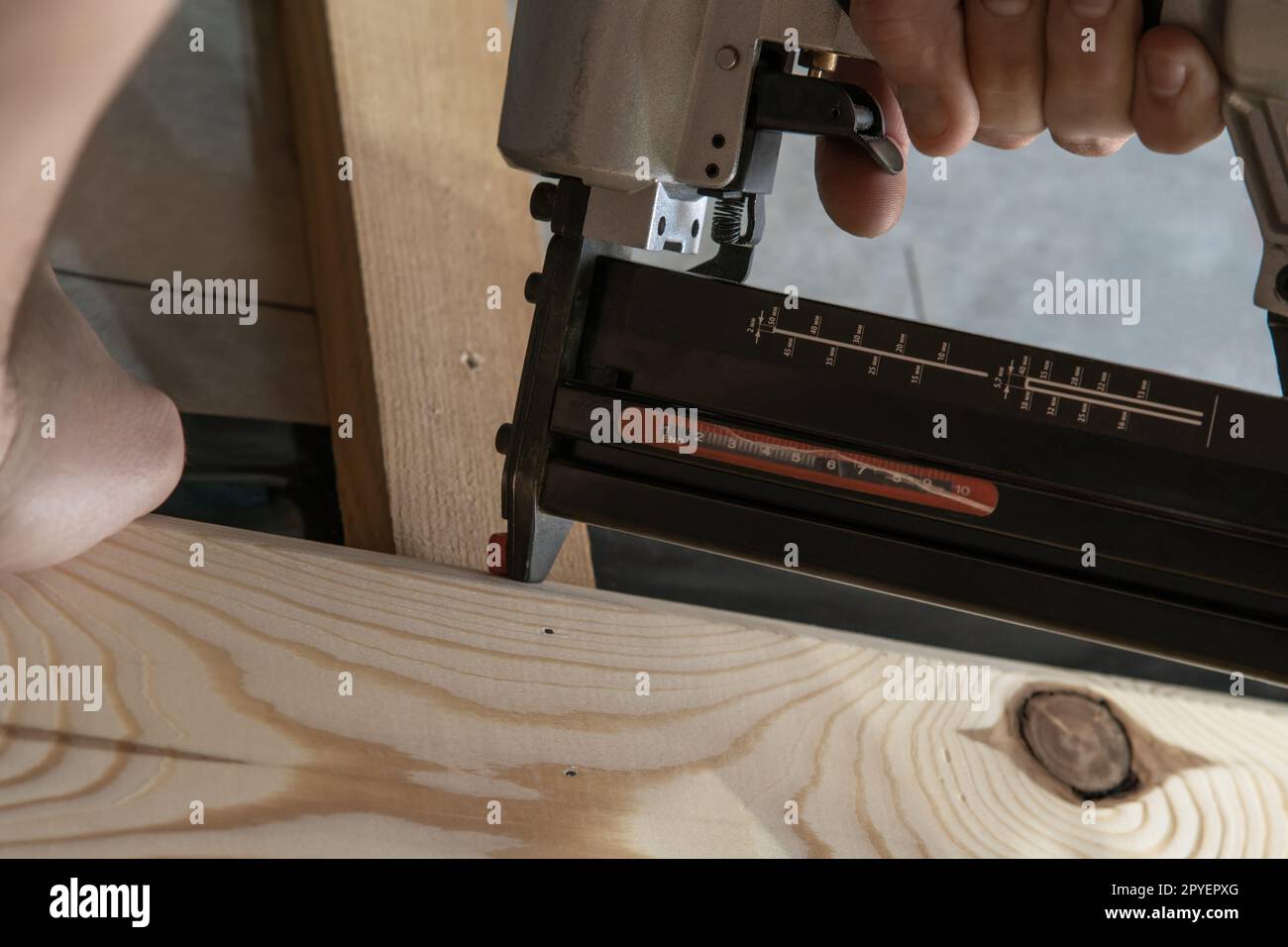 Polster fixiert einen neuen Riemen mit Hammer und Nägeln, um einen alten  Stuhl in seiner Werkstatt zu restaurieren, traditionelle Handwerkskunst,  Kopierraum, Bewegungsunschärfe, Select Stockfotografie - Alamy