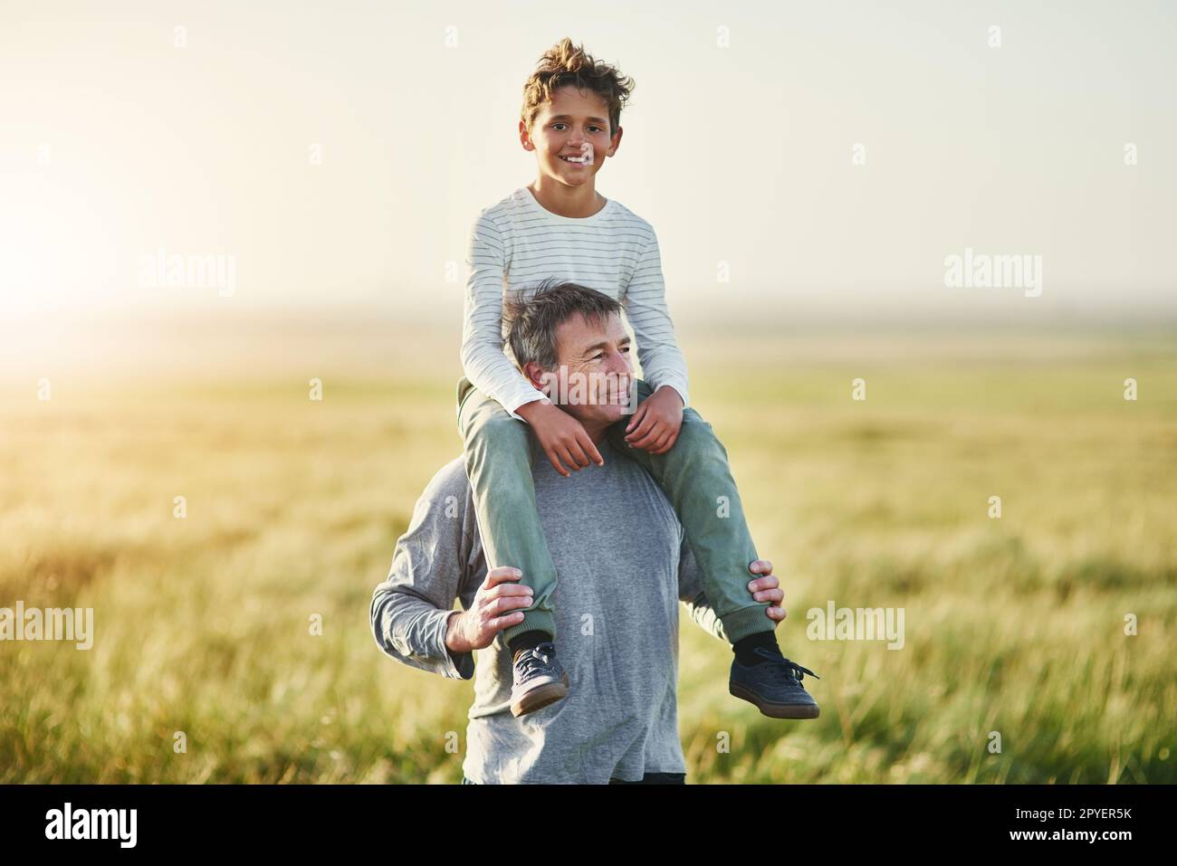 Sie sind wirklich beste Freunde. Ein Vater, der seinen Sohn draußen auf den Schultern trägt. Stockfoto