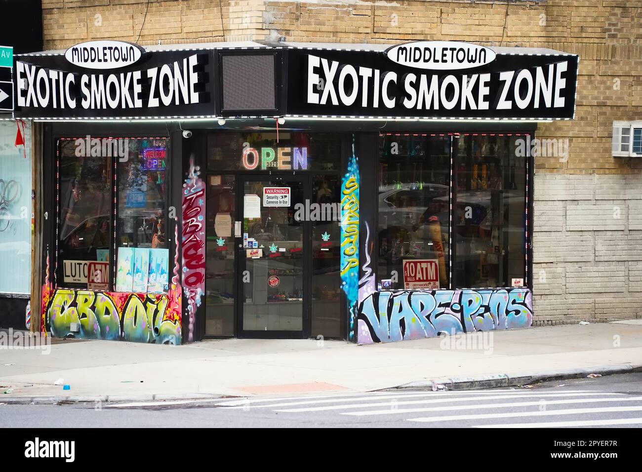 Bronx, NY - Mai 3 ,2023 : Middletown Exotic Smoke Zone Schaufensterfront in New York City mit Graffiti-Dekoration Stockfoto