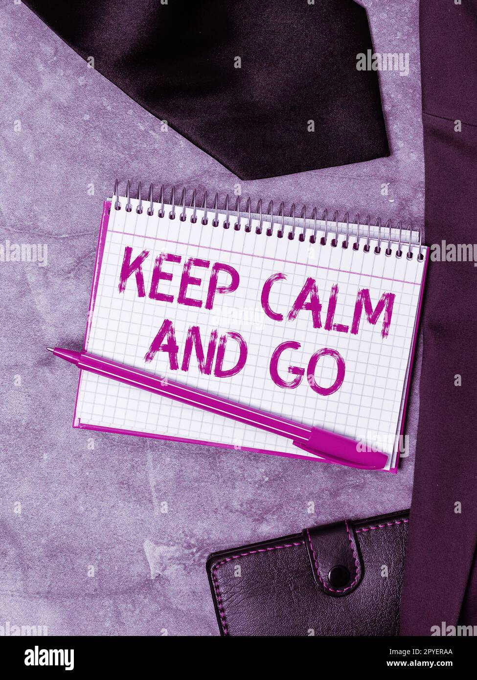 Inspiration mit Schild „Keep Calm and Go“. Geschäftsidee entspannt sein und die Inspiration für die Arbeitsmotivation fortsetzen Stockfoto