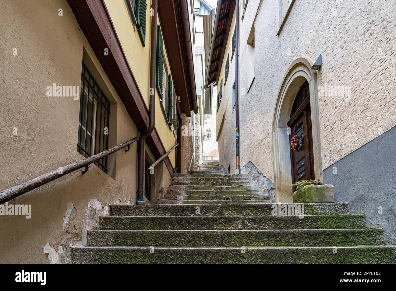 Alte Holzhäuser mit farbigen Fensterläden und langen Treppen Stockfoto