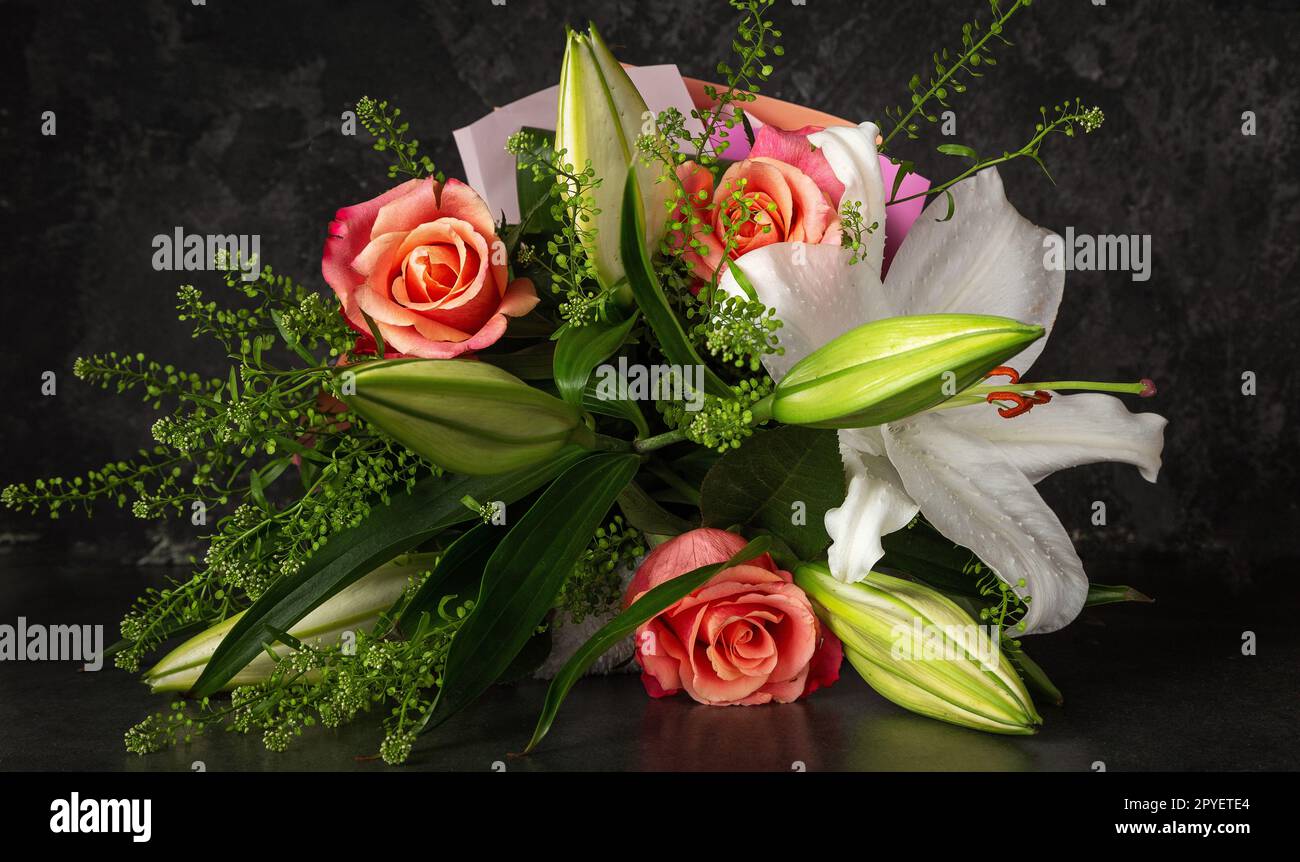 Strauß weißer Lilien und rosa Rosen Stockfoto