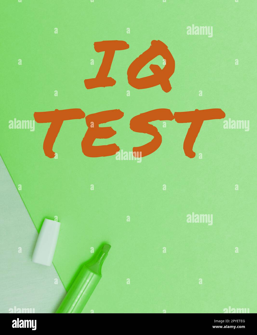 Handgeschriebenes Schild IQ Test. Ein Wort, das geschrieben wurde, um Ihre kognitive Fähigkeit zu messen, menschliche Intelligenz zu beurteilen Stockfoto