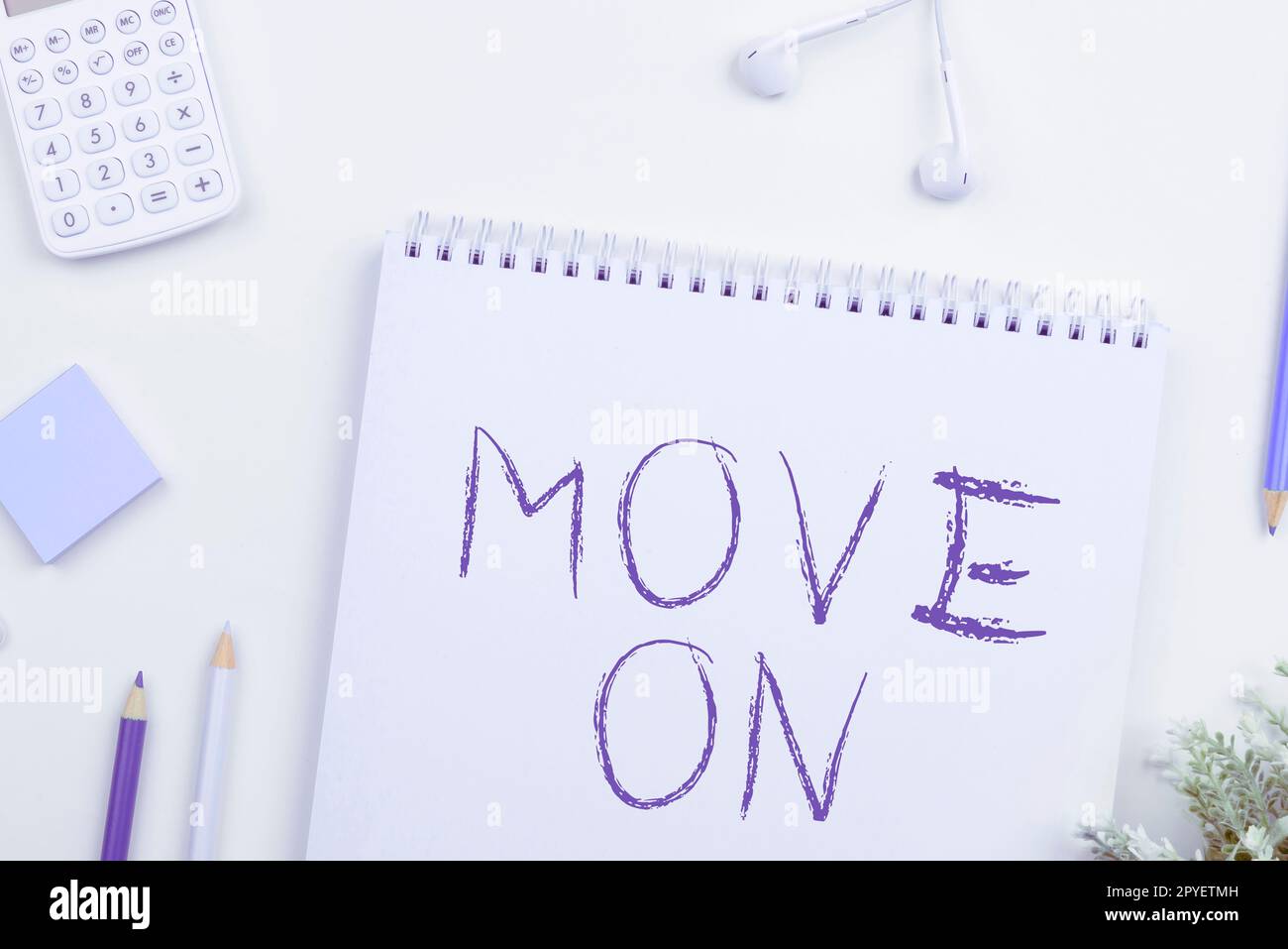 Konzeptionelle Beschriftung Weiter. Es wurde geschrieben, dass man den Ort, wo man übernachtet, verlassen und woanders hingehen soll Stockfoto