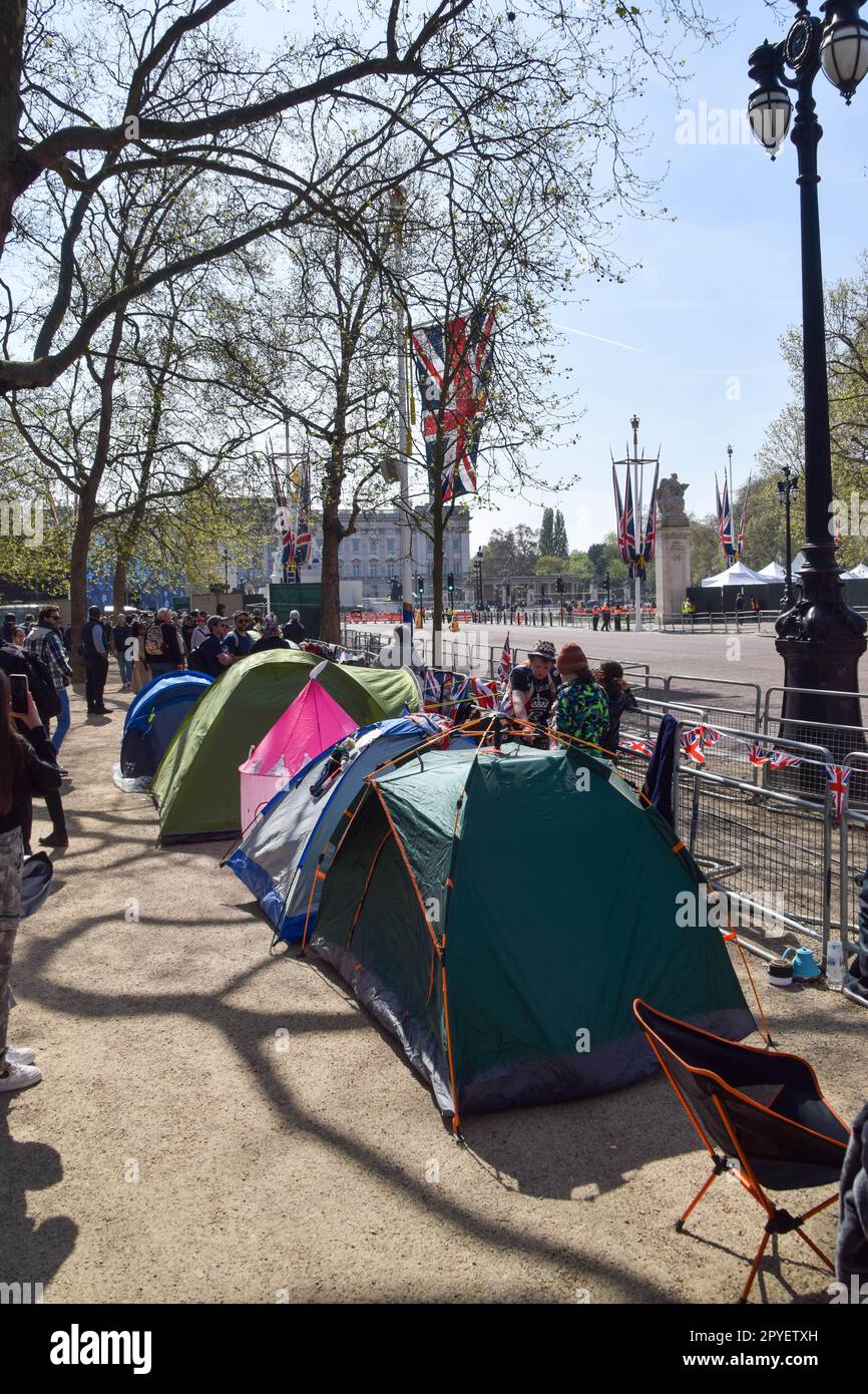 Zelte sind in der Mall zu sehen, während königliche Superfaner vor der Krönung von König Karl III., die am 6. Mai stattfindet, ein Camp in der Nähe des Buckingham-Palastes errichteten. Stockfoto