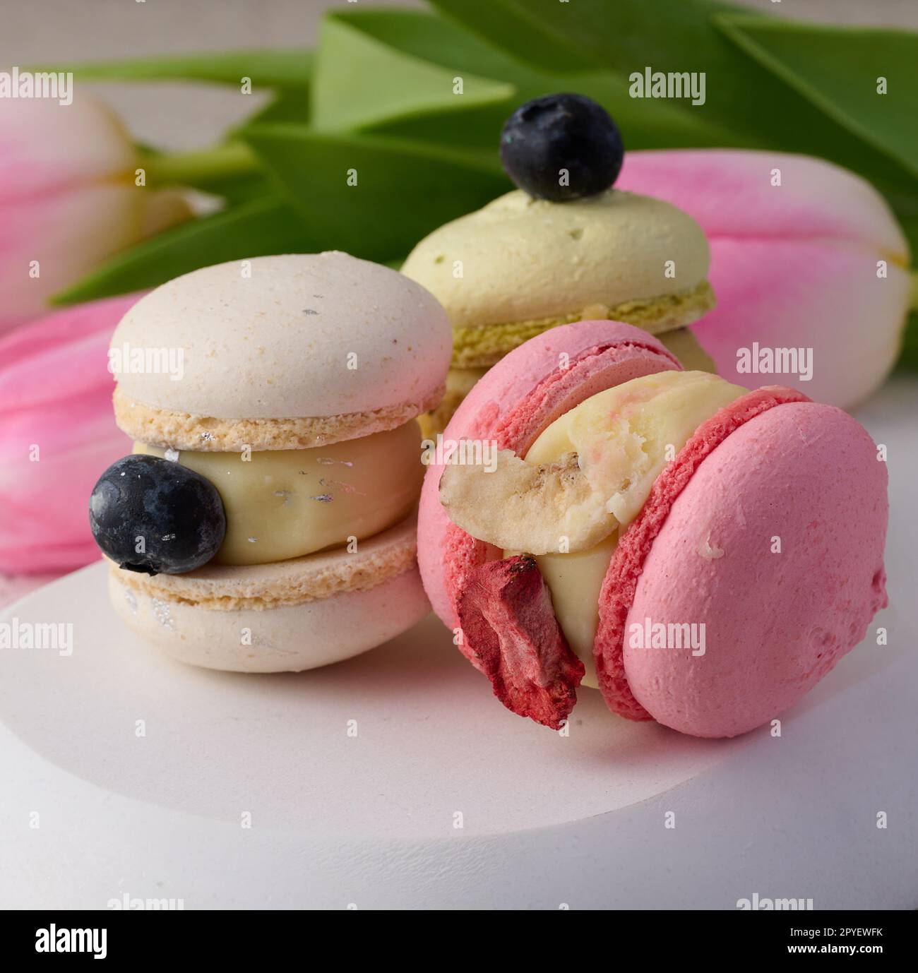 Gebackene Makronen mit verschiedenen Geschmacksrichtungen auf dem Tisch, Dessert Stockfoto