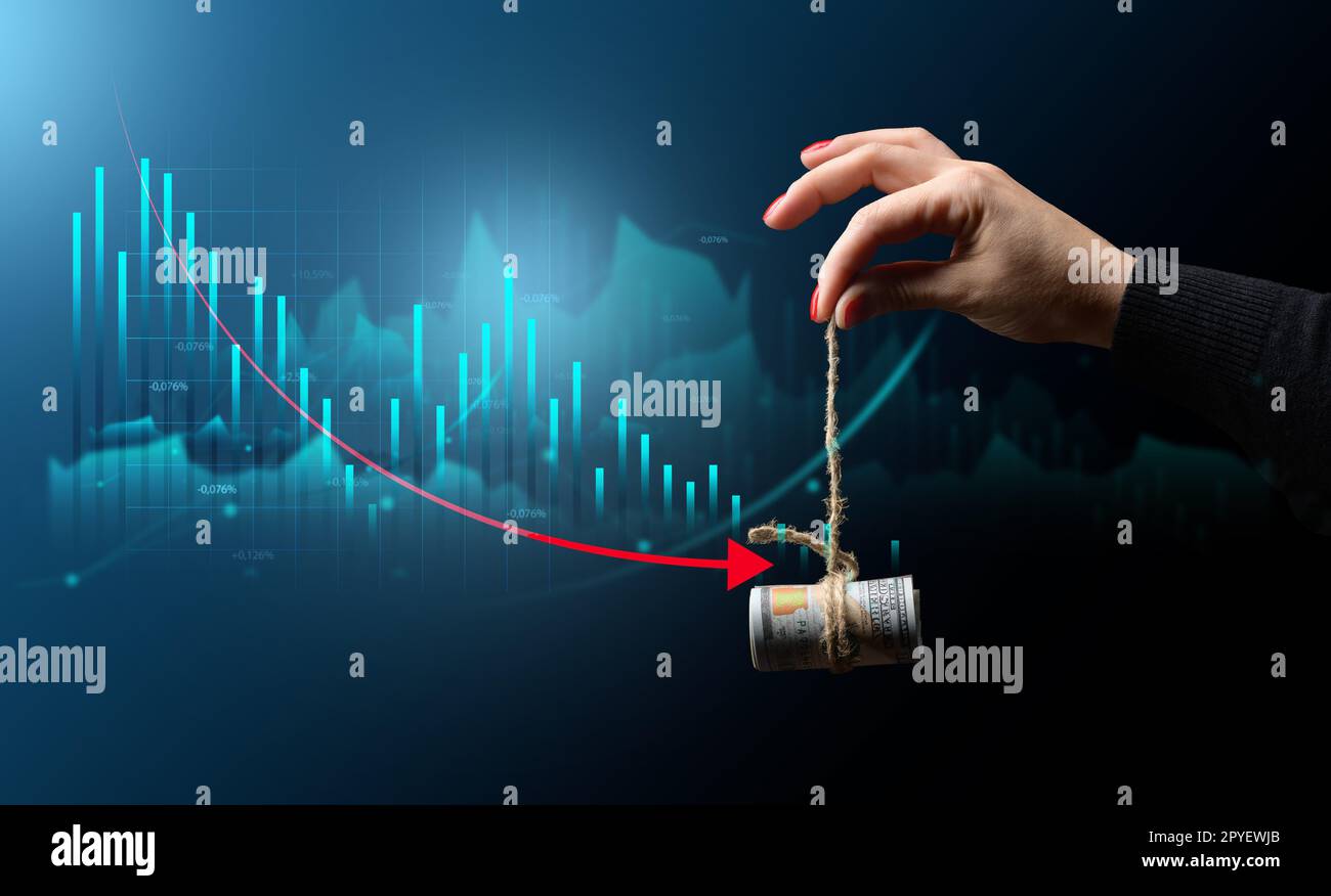 Eine weibliche Hand, die mit einem Seil und einem Diagramm mit rückläufigen Indikatoren, dem Konzept der Finanzkrise, dem sich verschlechternden Lebensstandard und sinkenden Einkommen Geld in der Hand hält Stockfoto