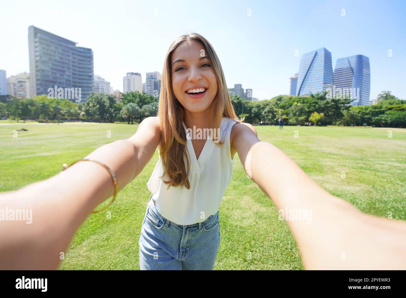 Ein wunderschönes lächelndes Mädchen macht Selbstporträts in Sao Paulo, Brasilien Stockfoto