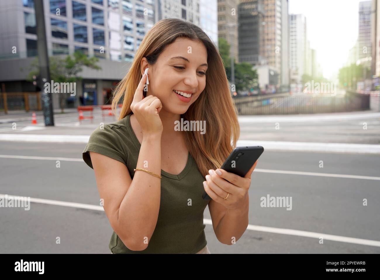 Eine wunderschöne junge Unternehmerin nimmt am Morgen einen Videoanruf entgegen, während sie in der Stadt spaziert Stockfoto