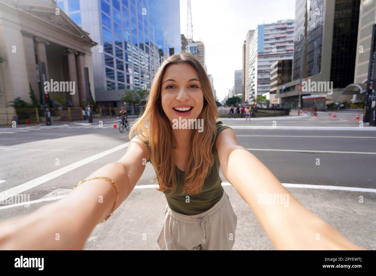 Ein wunderschönes lächelndes Mädchen macht Selbstporträts auf der Paulista Avenue, Sao Paulo, Brasilien Stockfoto