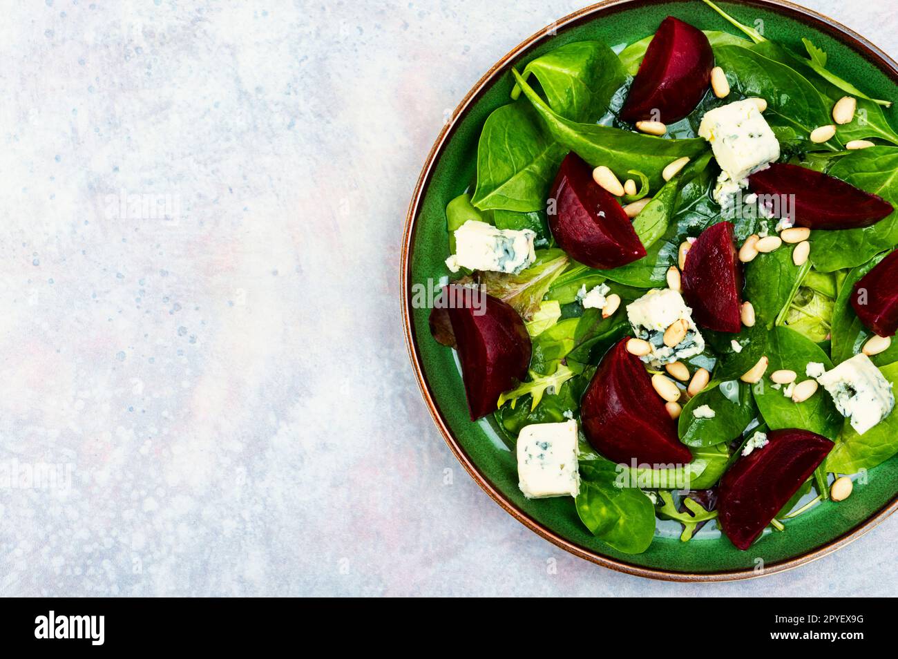 Salat mit Rüben, erbs Stockfoto
