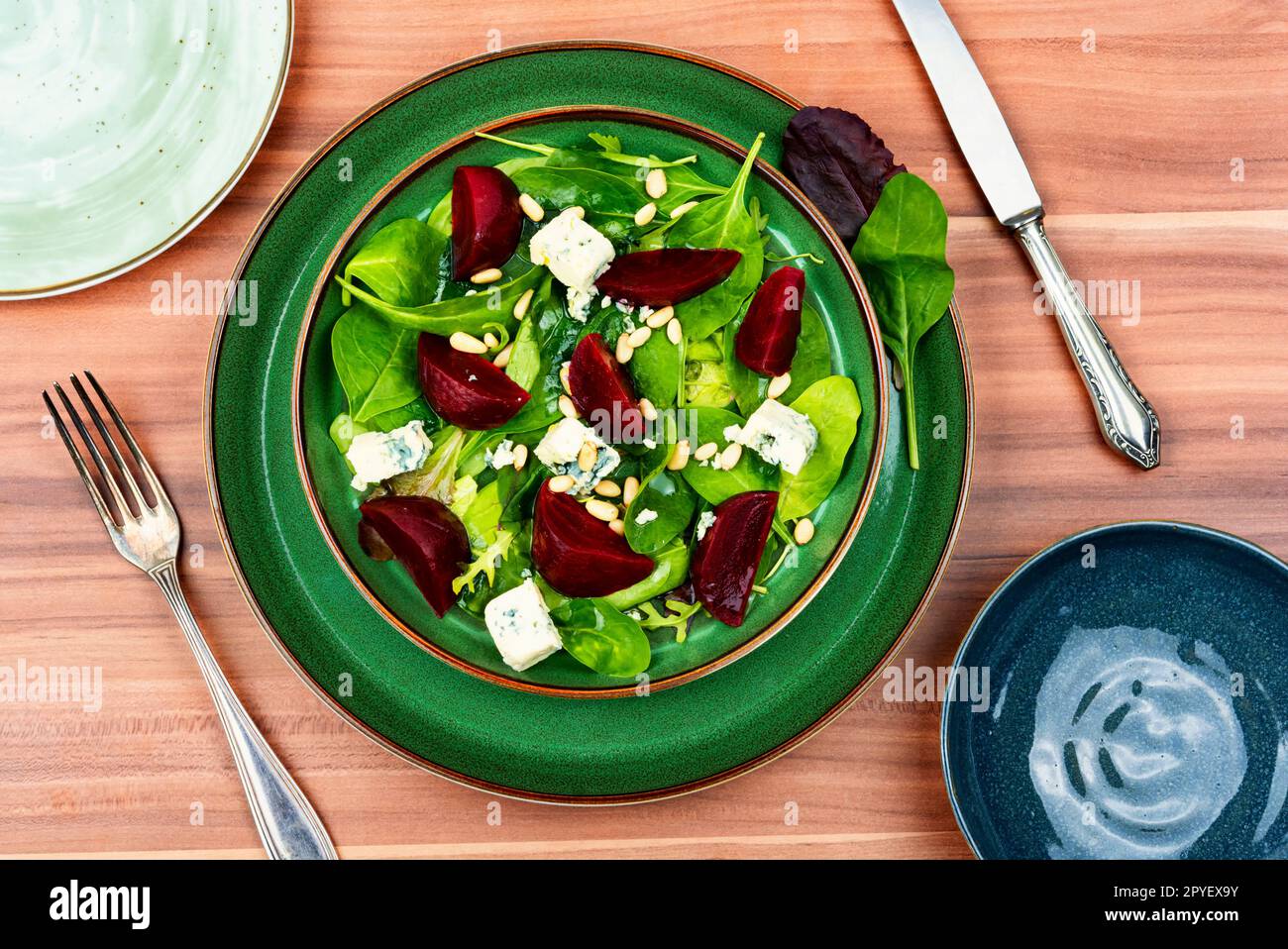 Salat mit Rüben, Käse und Pinienkernen, Blick von oben Stockfoto