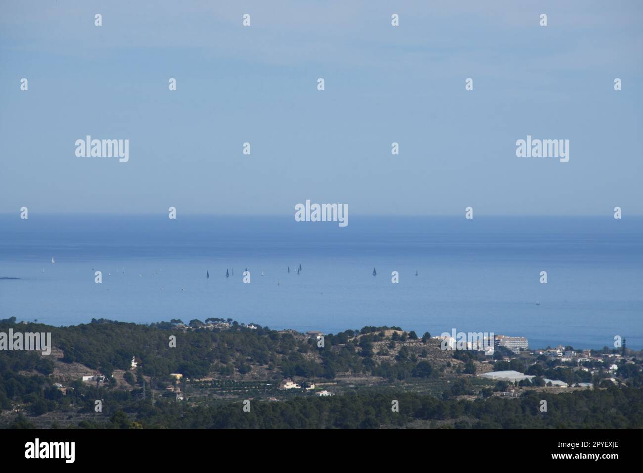 Kleine Segelschiffe vor Altea, Provinz Alicante, Costa Blanca, Spanien, Stockfoto