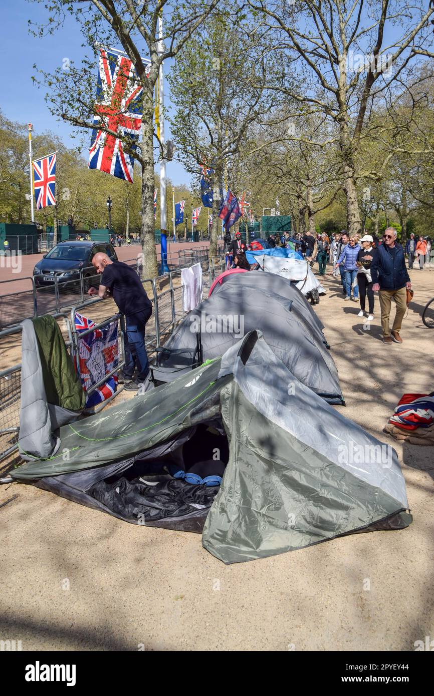 London, Großbritannien. 03. Mai 2023. Zelte sind in der Mall zu sehen, während königliche Superfaner vor der Krönung von König Karl III., die am 6. Mai stattfindet, ein Camp in der Nähe des Buckingham-Palastes errichteten. (Foto: Vuk Valcic/SOPA Images/Sipa USA) Guthaben: SIPA USA/Alamy Live News Stockfoto