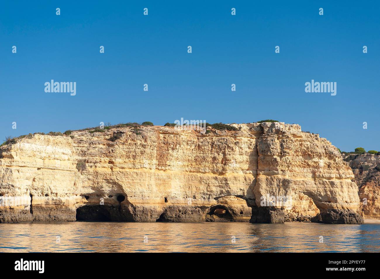Felsformationen an der Küste der Algarve Stockfoto