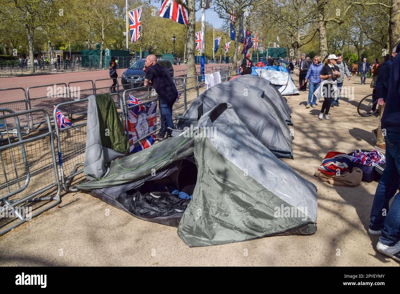 London, Großbritannien. 03. Mai 2023. Zelte sind in der Mall zu sehen, während königliche Superfaner vor der Krönung von König Karl III., die am 6. Mai stattfindet, ein Camp in der Nähe des Buckingham-Palastes errichteten. (Foto: Vuk Valcic/SOPA Images/Sipa USA) Guthaben: SIPA USA/Alamy Live News Stockfoto