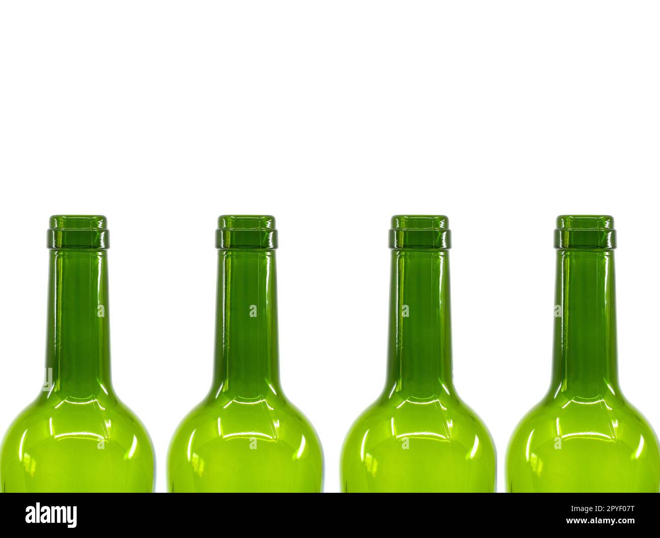 Eine Reihe leerer Weinflaschen, isoliert auf weißem Hintergrund. Verstanden. Alkoholkonsum-Konzept. Stockfoto