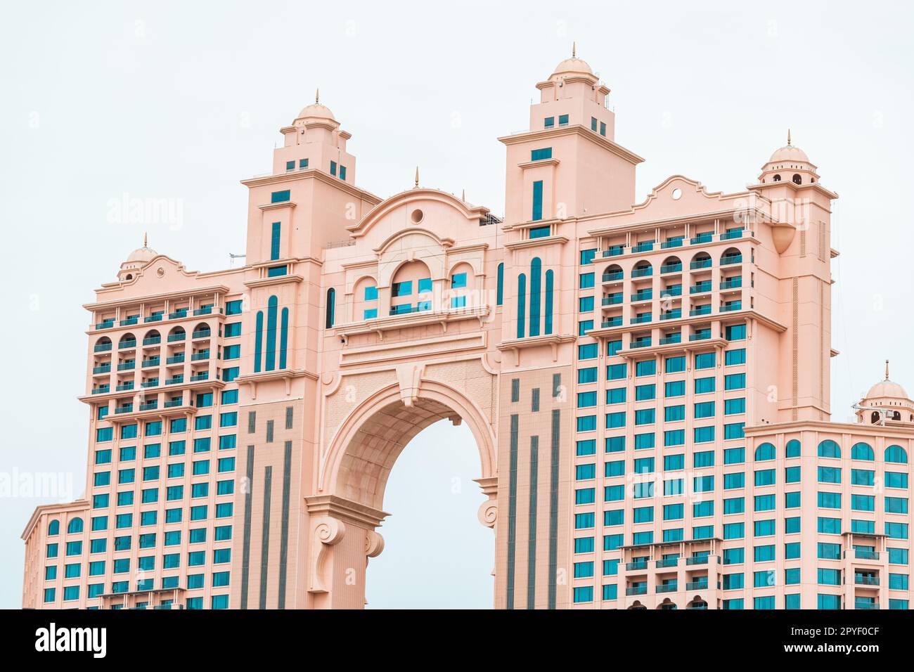 15. Januar 2023, Abu Dhabi, Vereinigte Arabische Emirate: Rixos Marina majestätischer Palast Hotel mit Panoramablick Stockfoto