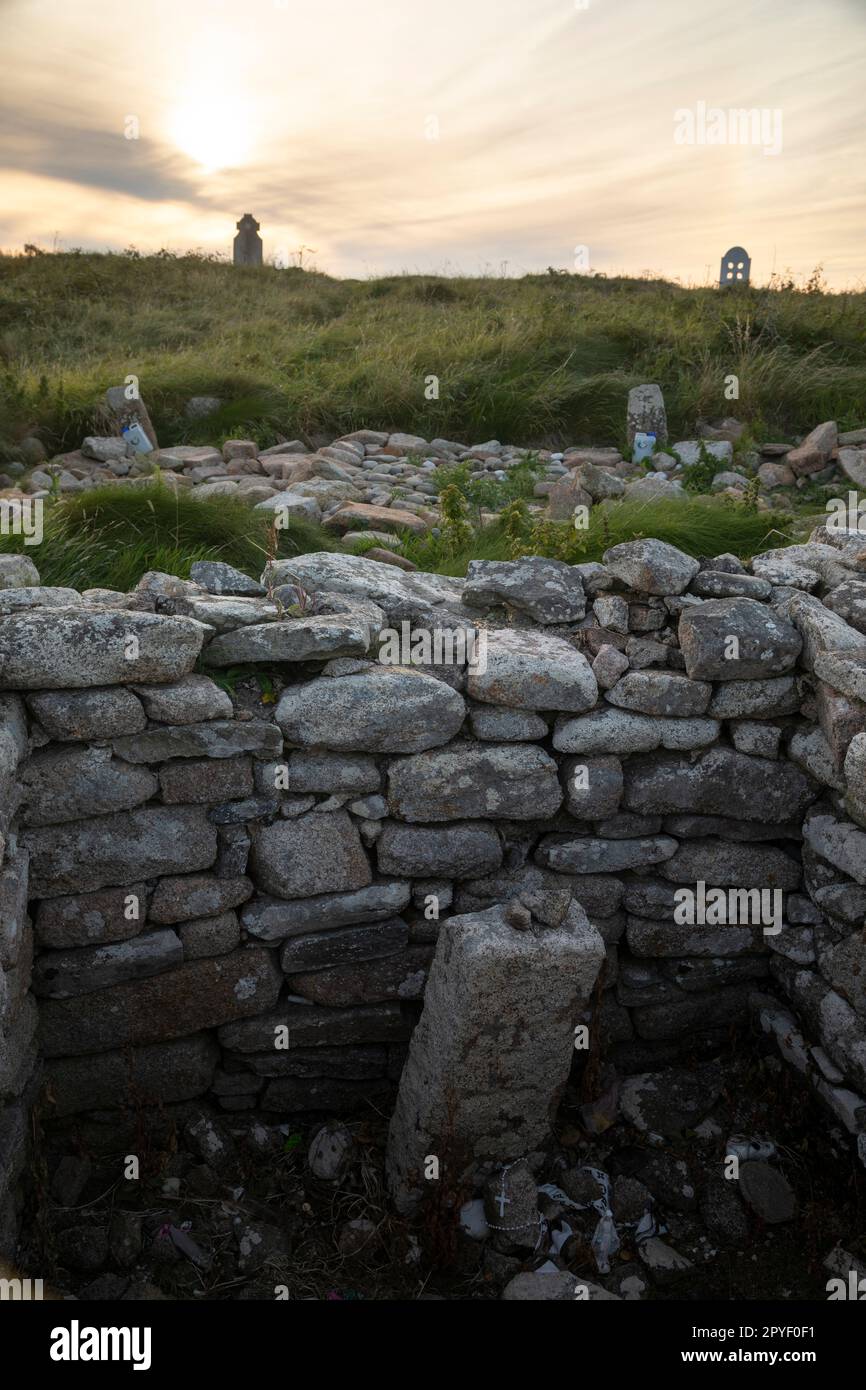 Saint Deirbhile's Bett und Grab auf ihrem Friedhof im Fál Mór-Gebiet der Halbinsel Belmullet auf dem Wild Atlantic Way in der Grafschaft Mayo in Irland Stockfoto
