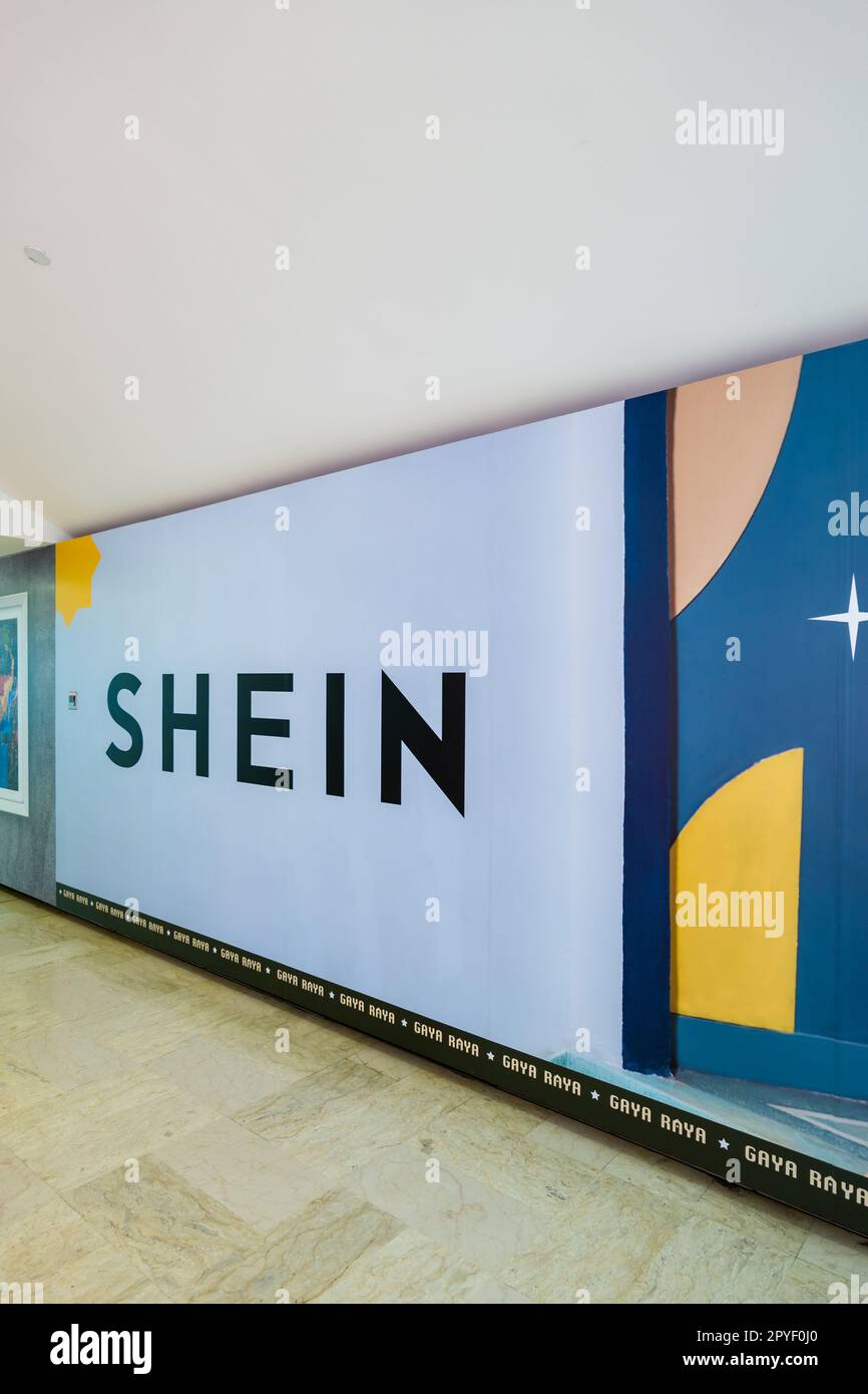 Kuala Lumpur, Malaysia - Mai 2023: SHEIN Werbetafel in einem Einkaufszentrum in Malaysia. Shein ist ein chinesischer Online-Händler für schnelle Mode mit Hauptsitz in Singapur. Stockfoto