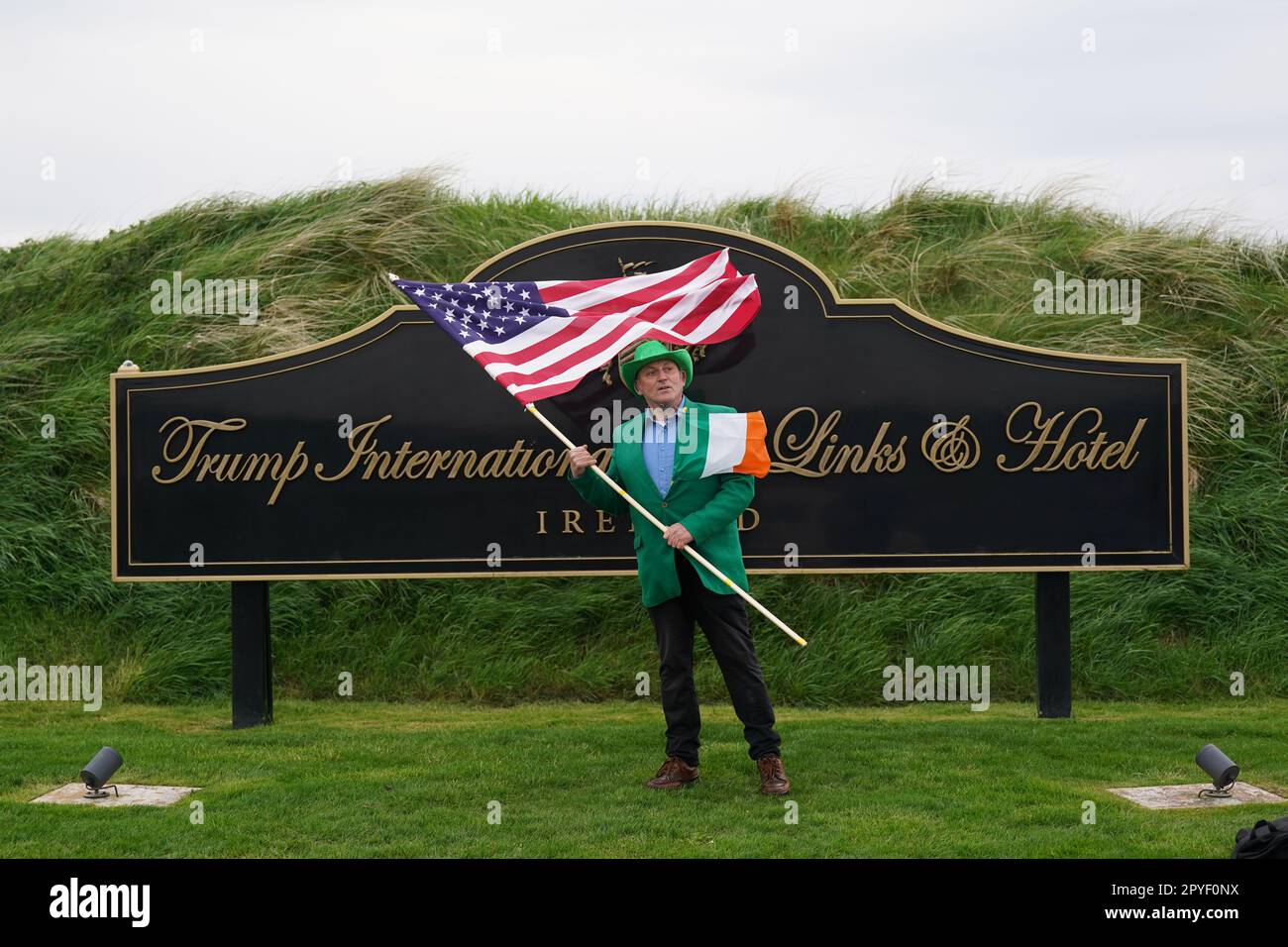 Paul Markham von Kilmurry McMahon wartet auf die Ankunft des ehemaligen US-Präsidenten Donald Trump im Trump International Golf Links & Hotel in Doonbeg, Co Clare, während seines Besuchs in Irland. Bilddatum: Mittwoch, 3. Mai 2023. Stockfoto