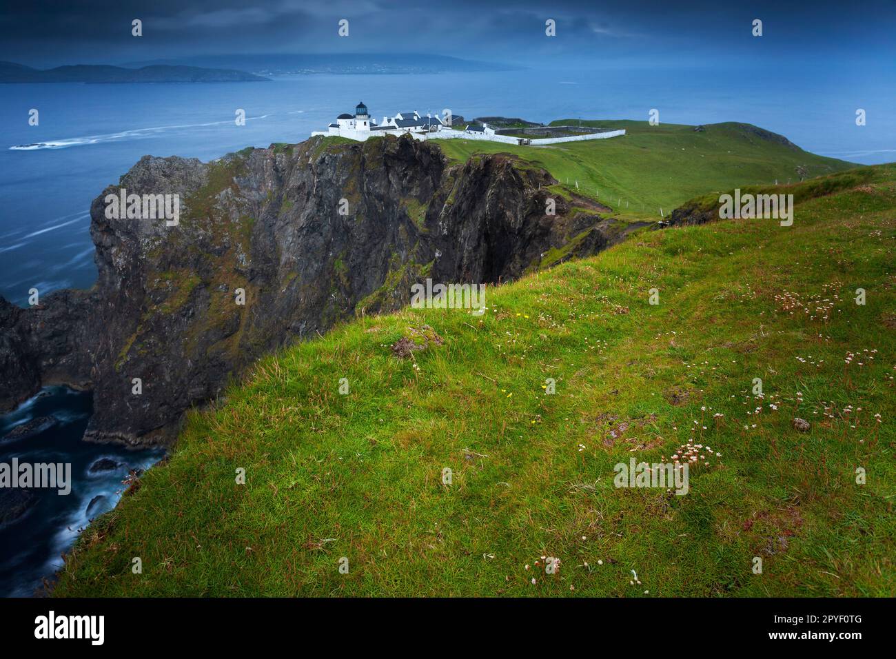 Leuchtturm auf Clare Island in Clew Bay auf dem Wild Atlantic Way in der Grafschaft Mayo in Irland Stockfoto