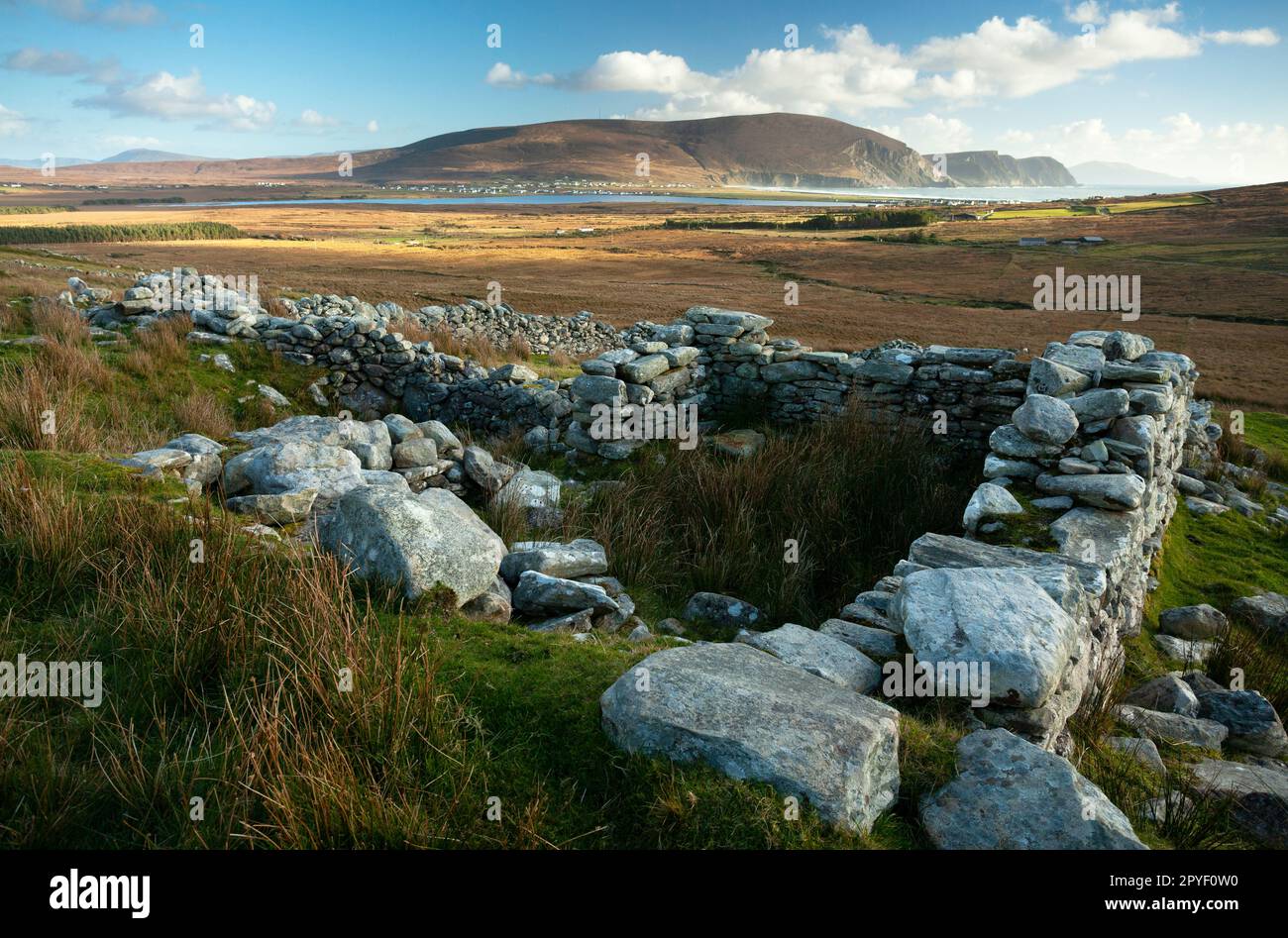 Verlassenes Dorf im Tal unter dem SlievemoreBerg auf der Insel Achill auf dem Wild Atlantic Way