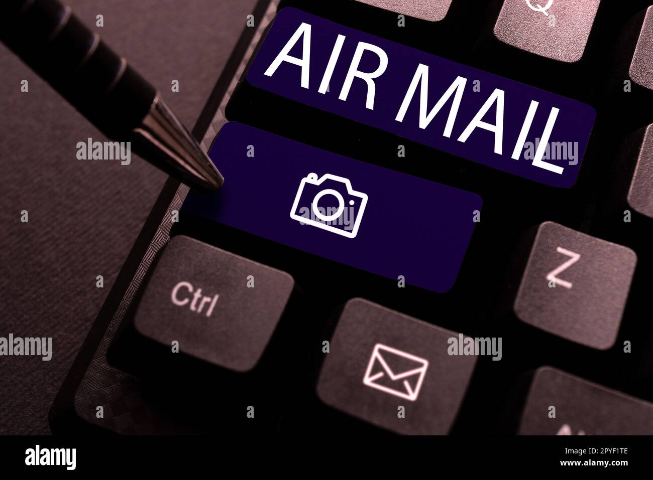 Textunterschrift für Luftpost. Business zeigt die Taschen mit Briefen und Paketen, die mit dem Flugzeug transportiert werden Stockfoto