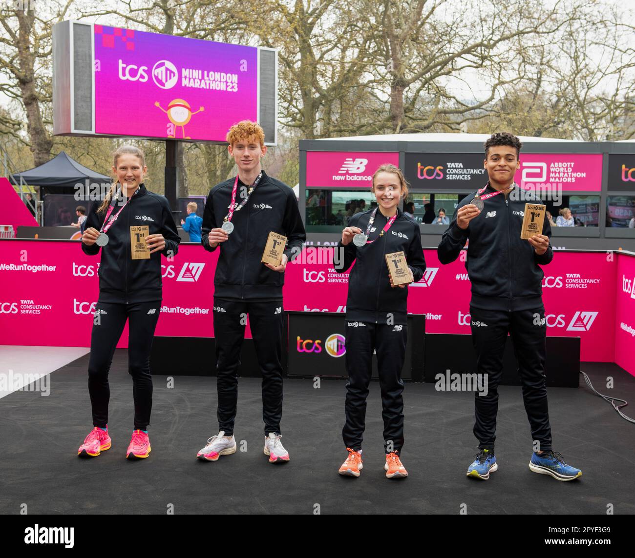 Innes Fitzgerald   James Dargan   (Region)   Eliza Nicholson   Gianieo Stubbs  (Borough)   U17 Gewinner. TCS London Mini Marathon, London, England auf S Stockfoto