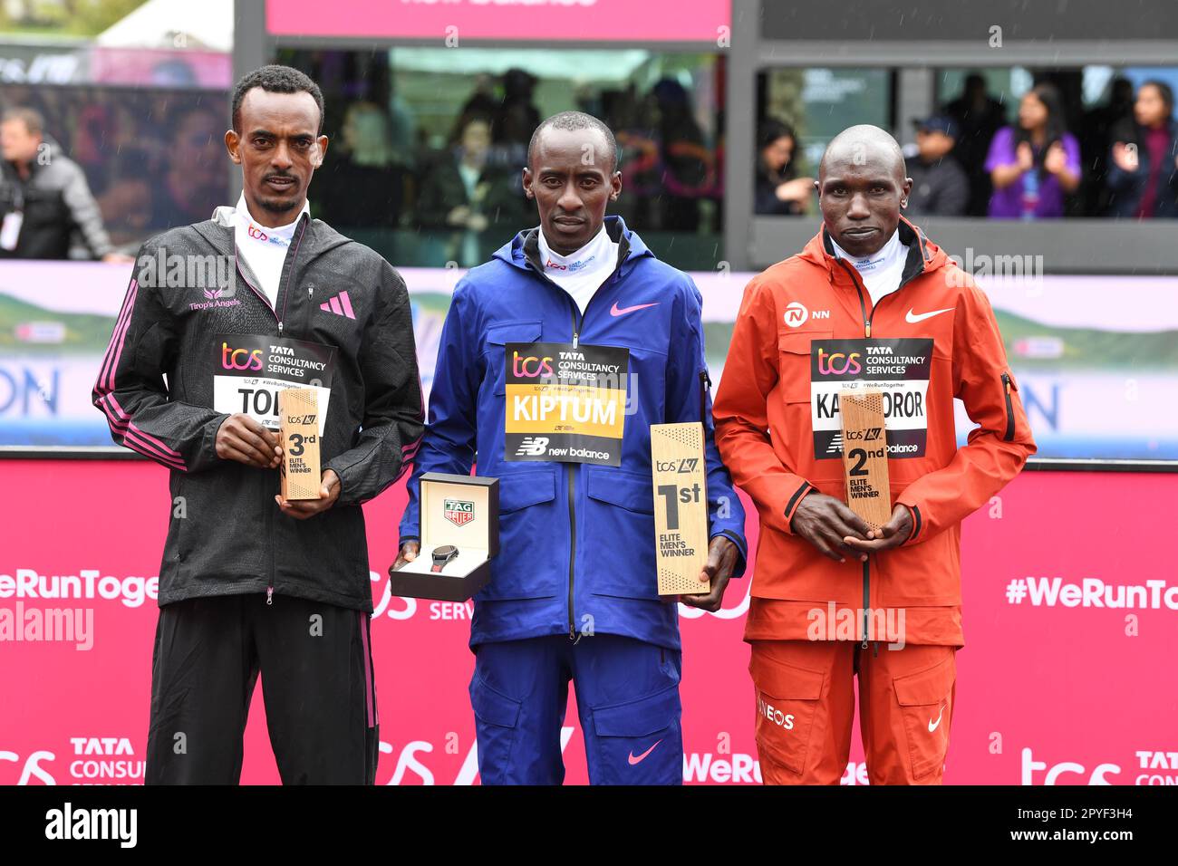 Tamirat Tola   Kelvin Kiptum   Geoffrey Kamworor, Senior Herrenpräsentation beim TCS London Marathon, London, England, am Samstag, den 22. 2023. Foto G Stockfoto