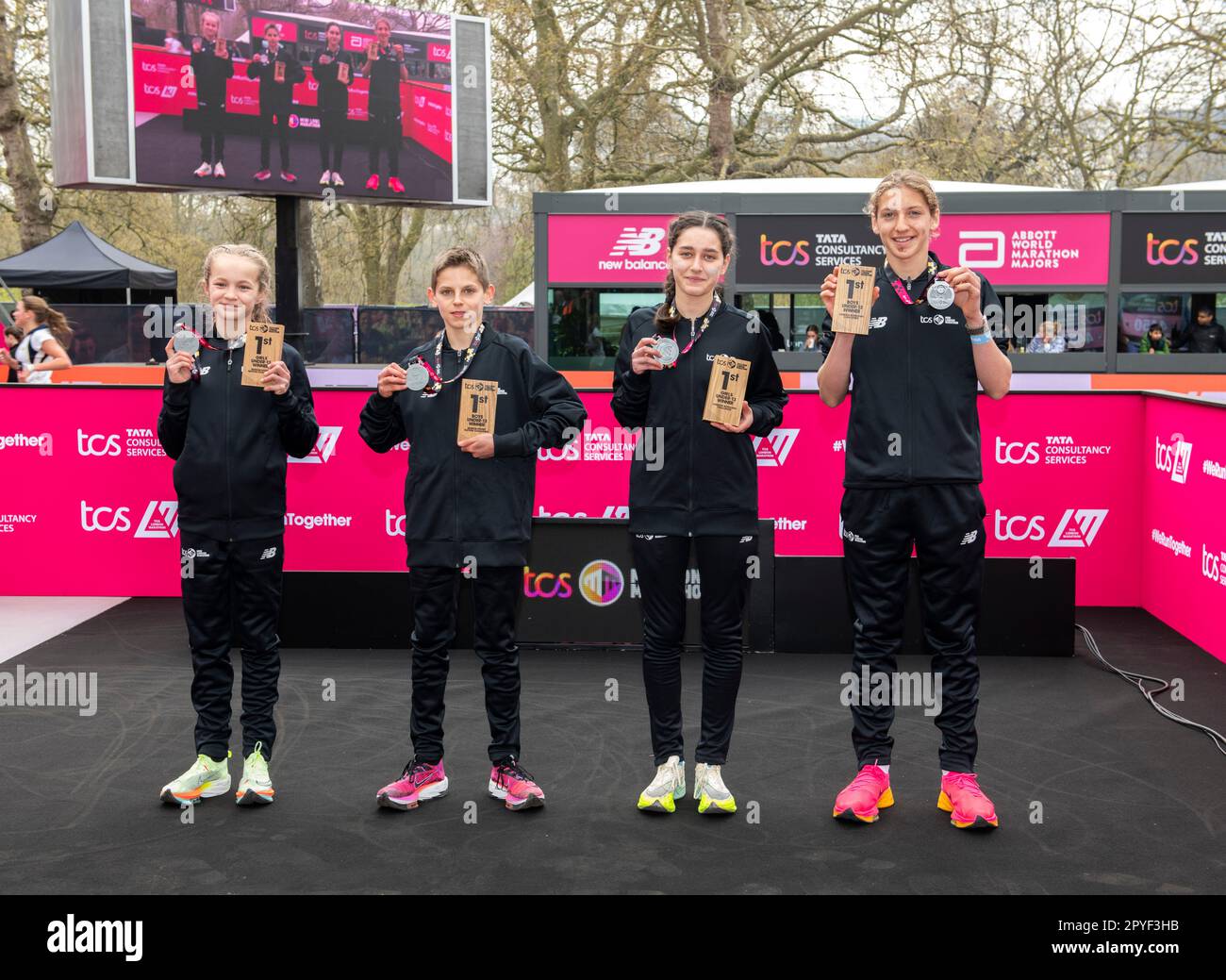 Isabella Buchanan, Thomas Thake (Region), Isabella Harrison, Albert Kadar (Borough), U13 Gewinner. TCS London Mini Marathon, London, England auf Saturda Stockfoto