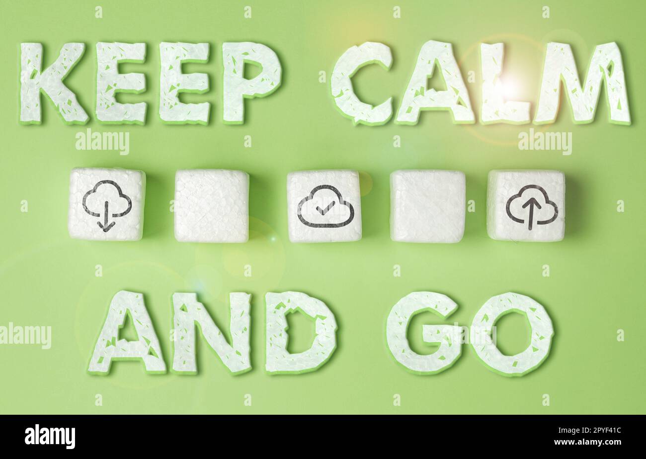 Handgeschriebener Text Keep Calm and Go. Geschäftsansatz Entspannen Sie sich, und setzen Sie Ihre Arbeitsmotivation auf Inspiration Stockfoto