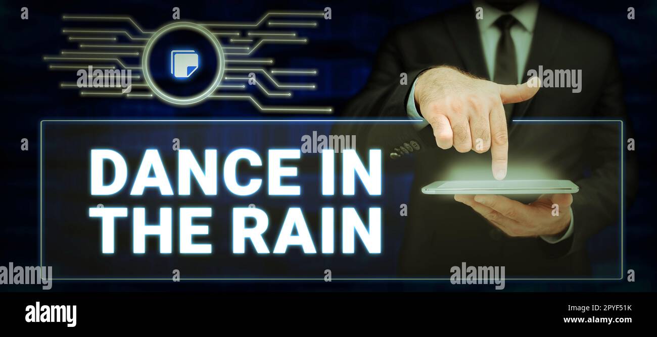 Textzeichen mit „Dance in the Rain“. Ein Wort für Genießen Sie den Regentag, kindische Aktivitäten, Happy Tanz Stockfoto