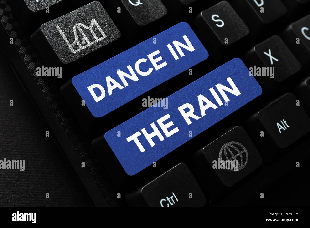 Schreiben mit Text Dance in the Rain. Ein Wort für Genießen Sie den Regentag, kindische Aktivitäten, Happy Tanz Stockfoto