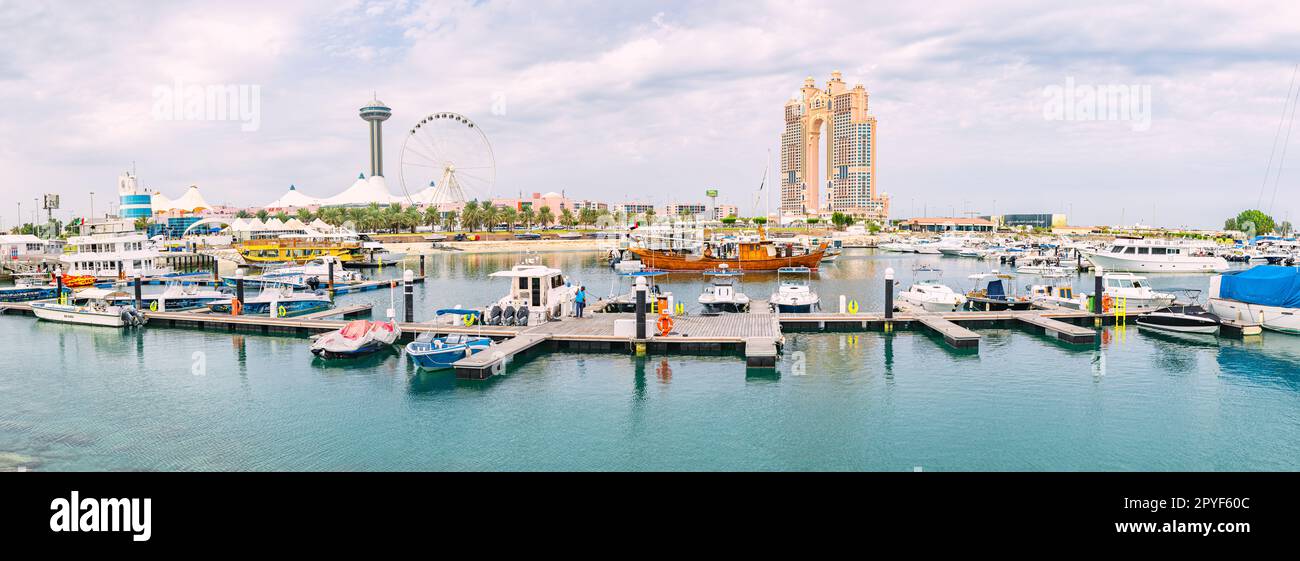 15. Januar 2023, Abu Dhabi, Vereinigte Arabische Emirate: Hafen in der Nähe des majestätischen Palasthotels Rixos Marina, Panoramablick Stockfoto