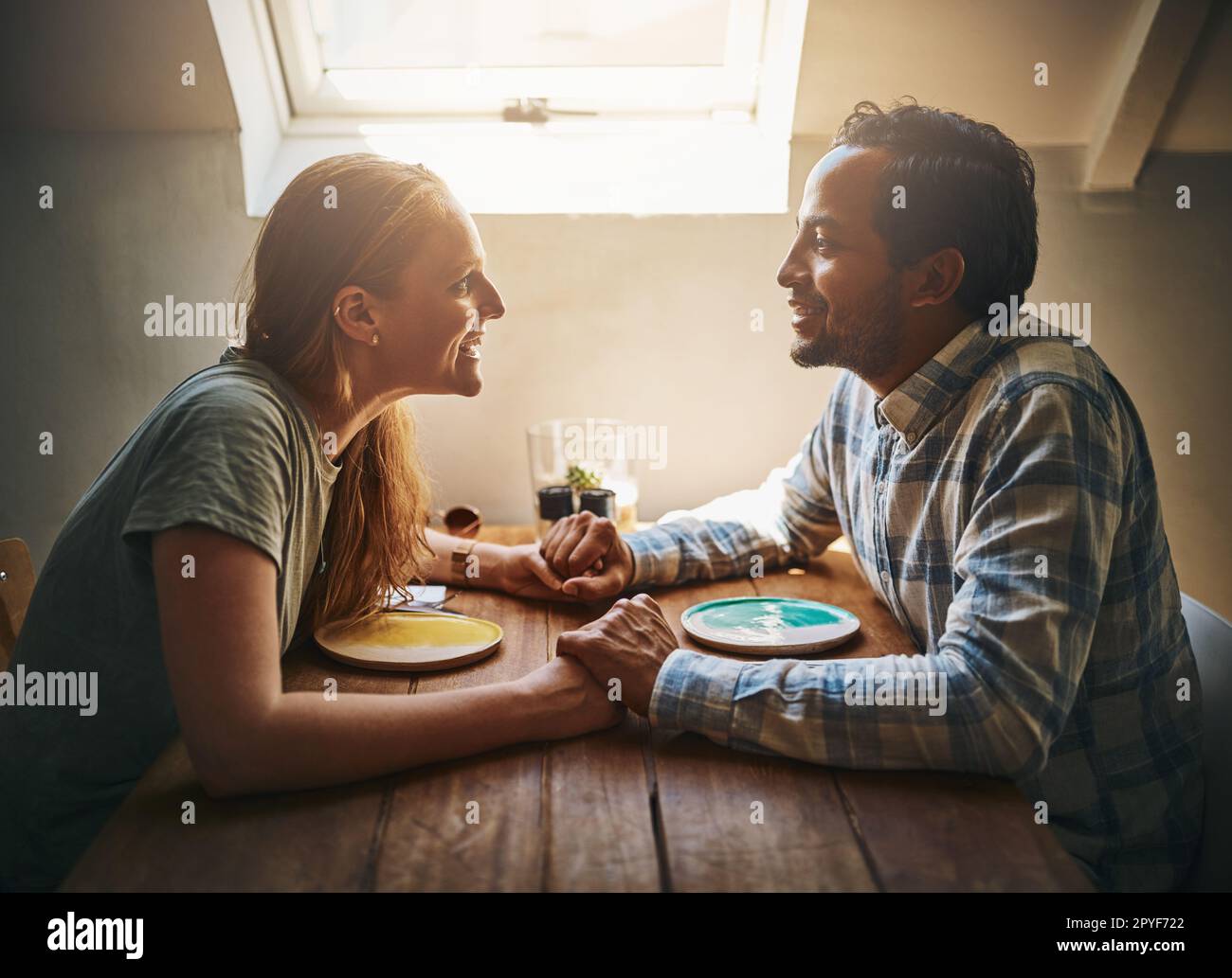 Wenn man verliebt ist, ist jede Unterhaltung magisch. Ein junges Paar, das Zeit zusammen in einem Café verbringt. Stockfoto