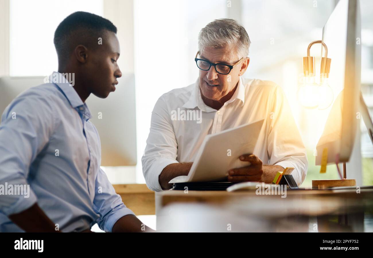 Das ist sehr wichtig. Zwei Geschäftsleute diskutieren über arbeitsbezogene Probleme im Büro. Stockfoto