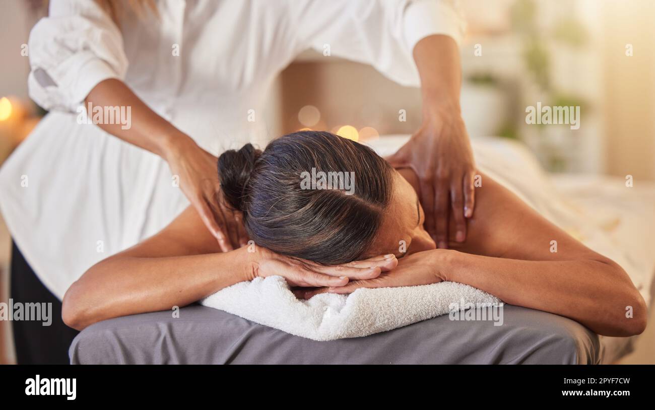 Frau im Spa für Massage mit Therapeutin und ganzheitlicher Behandlung, Wellness und Selbstpflege mit Aromatherapie. Luxuriöser Service, Gesundheit und Ruhe mit Hautpflege zum Entspannen im Salon, Masseuse Hände für Zen. Stockfoto