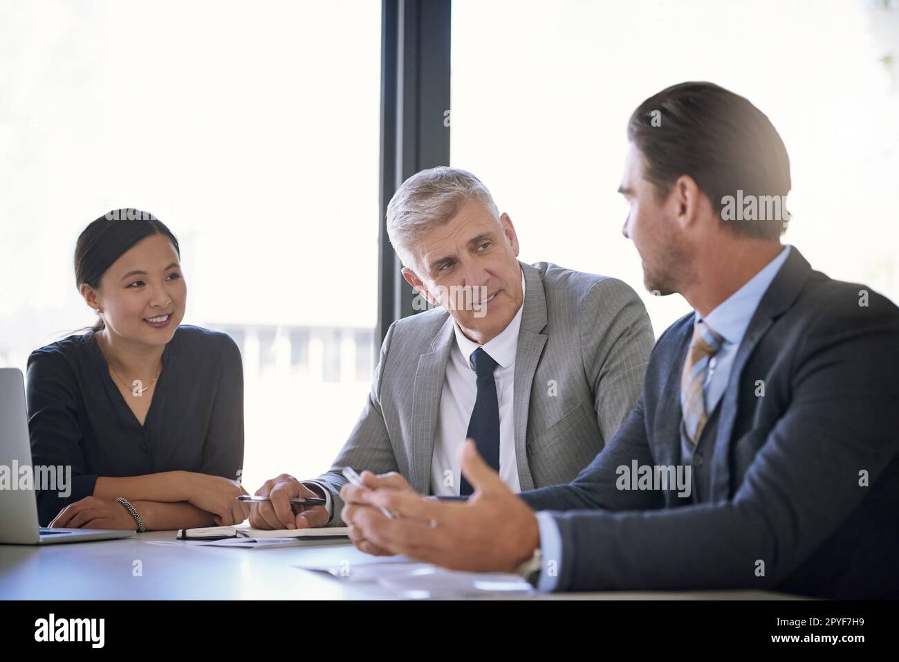 Sie alle verfügen über einzigartige Fähigkeiten, um ihren Beitrag zu leisten. Ein Team von Geschäftsleuten, die sich an einem Tisch im Sitzungssaal treffen. Stockfoto