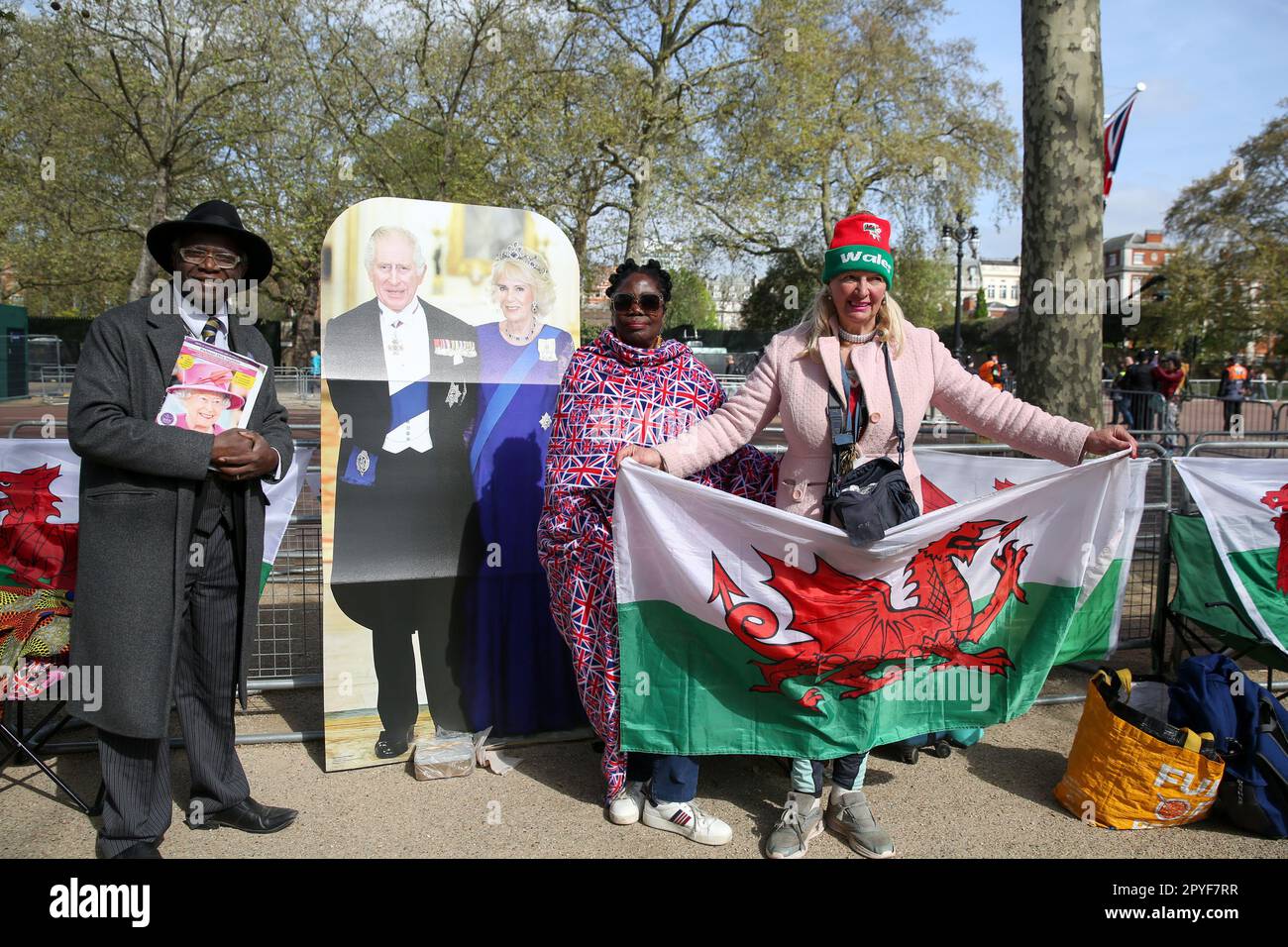 London, Großbritannien. 3. Mai 2023. Königliche Fans Prof. Chris Imafidon, Grace aus South London und Anne aus Wales mit der Flagge von Wales posieren vor einem Schnitt von King Charles und Queen Camilla, während sie am 6. Mai 2023 an der Mall im Zentrum Londons vor der Krönung campen. (Credit Image: © Steve Taylor/SOPA Images via ZUMA Press Wire) NUR ZUR REDAKTIONELLEN VERWENDUNG! Nicht für den kommerziellen GEBRAUCH! Stockfoto