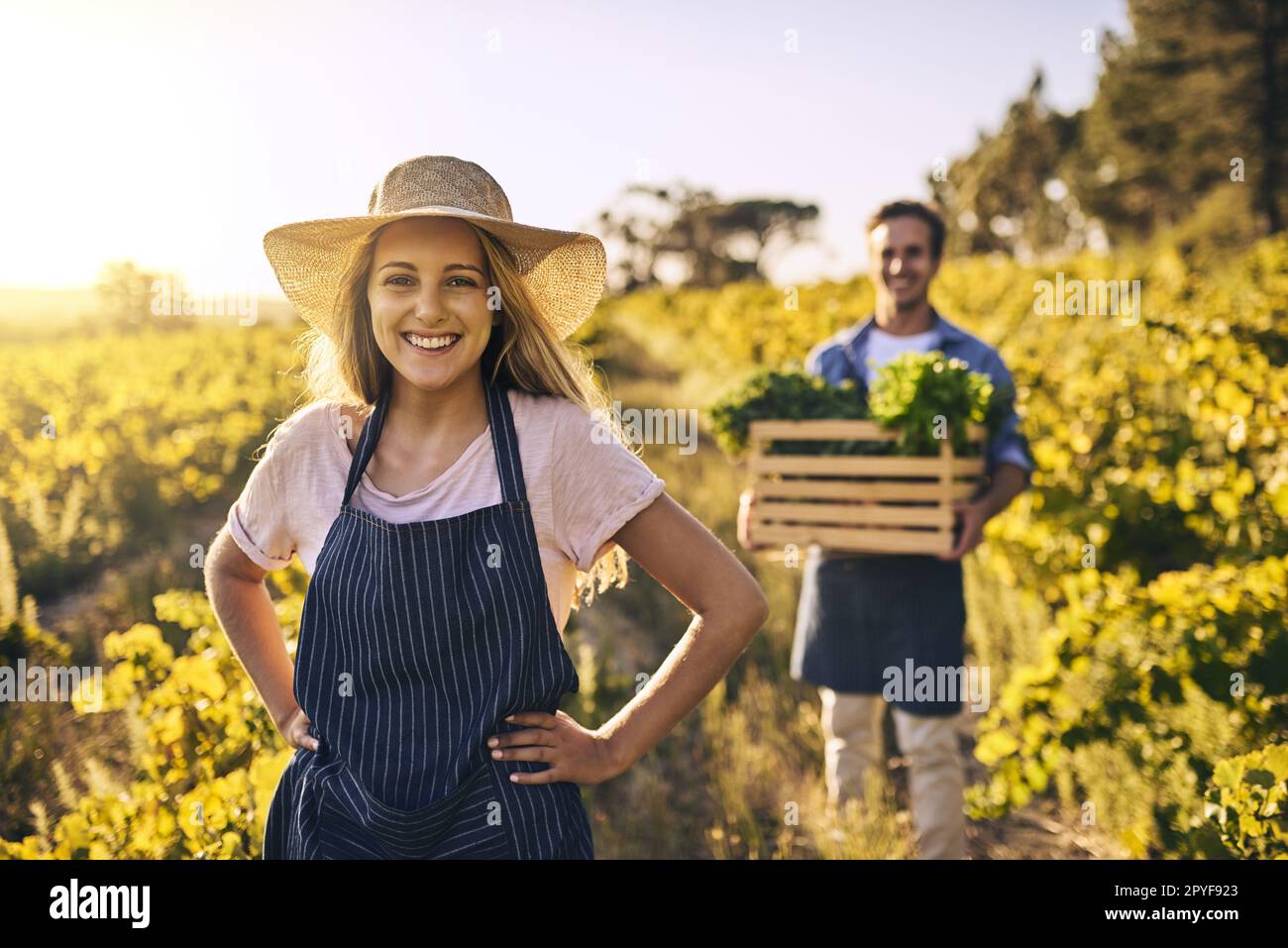 Stolz auf unsere Produkte. Ein junger Mann und eine junge Frau arbeiten zusammen auf einem Bauernhof. Stockfoto