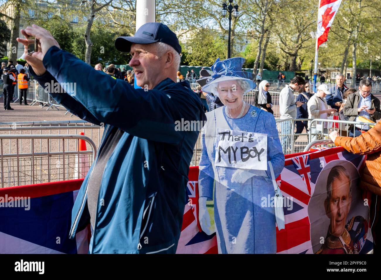 London, Großbritannien. 3. Mai 2023 Ein Tourist neben einem Pappausschnitt in der Mall of the Late Queen, der ein Schild mit dem Aufdruck „That's My Boy“ trägt, bevor König Karl III. Und Königin Camilla am 6. Mai gekrönt werden. Kredit: Stephen Chung / Alamy Live News Stockfoto