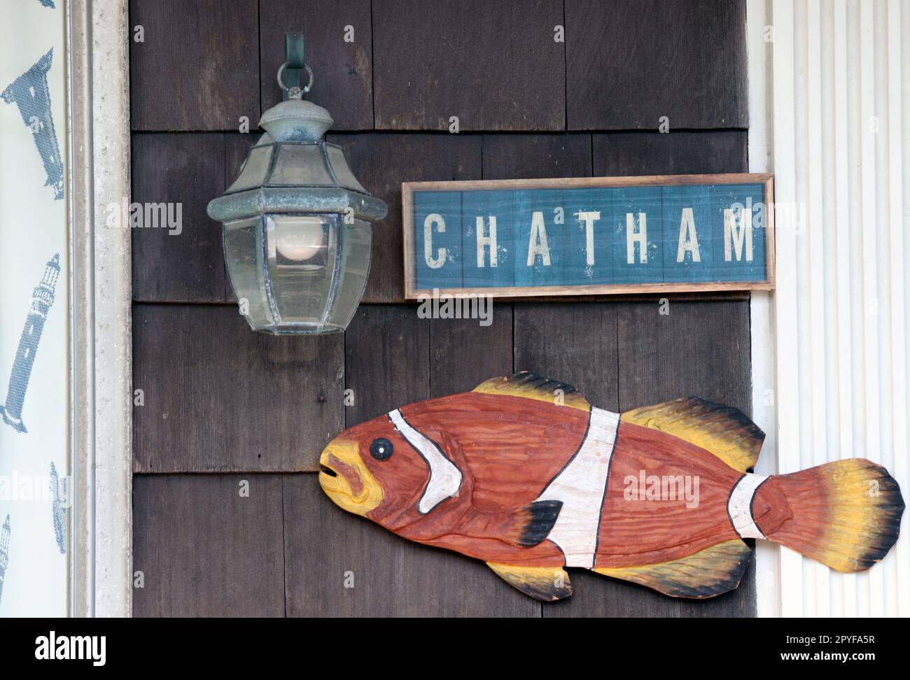 Ein hölzernes Chatham-Schild und ein bemalter Holzfisch schmücken die Fassade des Gebäudes in der Stadt Chatham, Massachusetts, auf Cape Cod Stockfoto