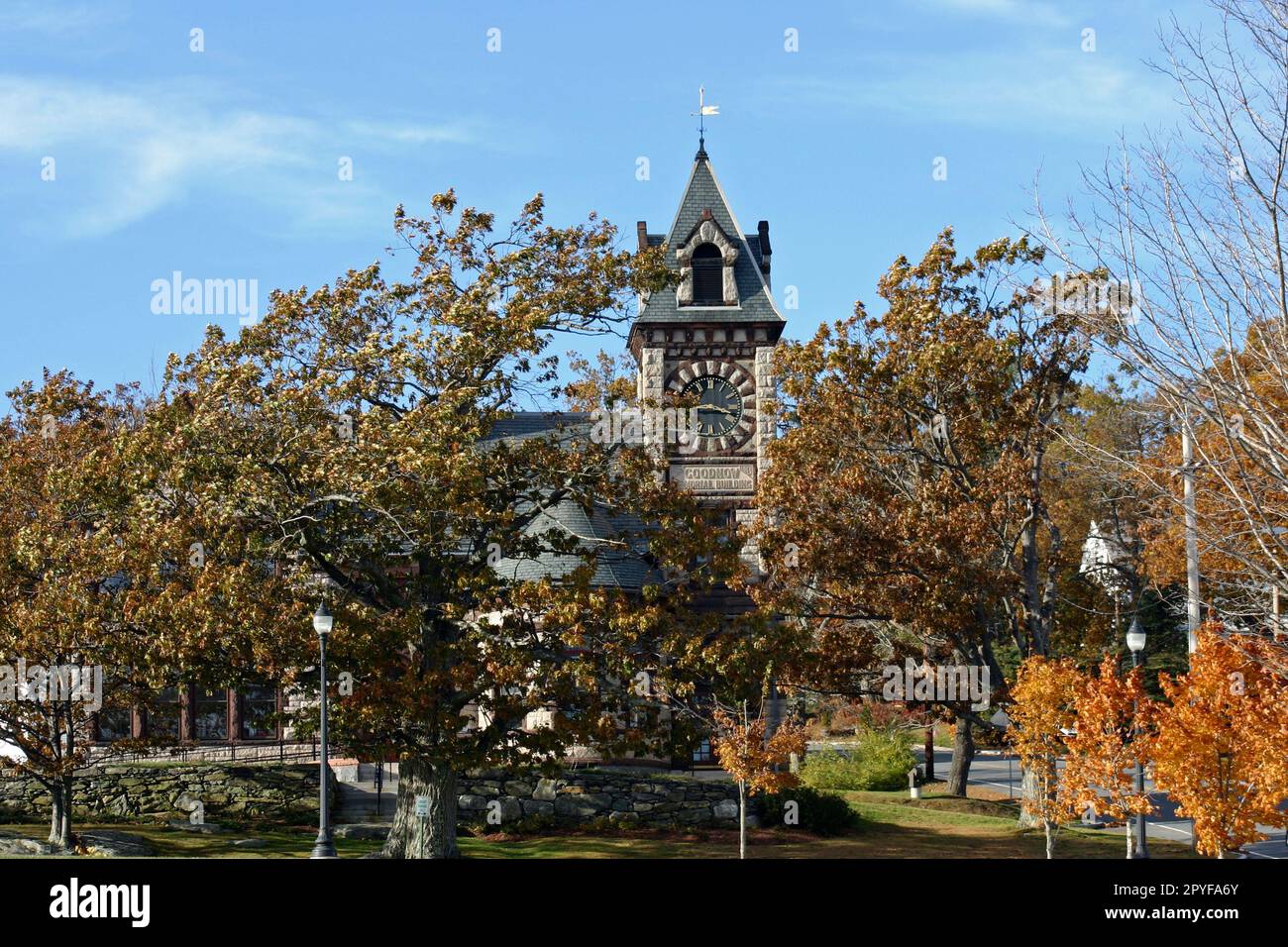 Der Uhrenturm der Goodnow Library in Princeton, Massachusetts, erhebt sich an einem sonnigen Herbsttag in New England in den blauen Himmel Stockfoto