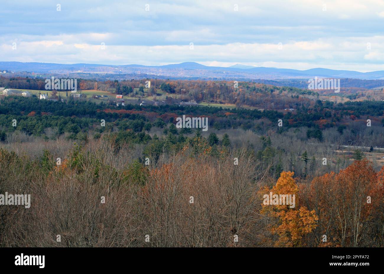 Ein Panoramablick auf das Herbstlaub von einem Aussichtspunkt in Harvard, Massachusetts, mit Mount Wachusett im Hintergrund Stockfoto