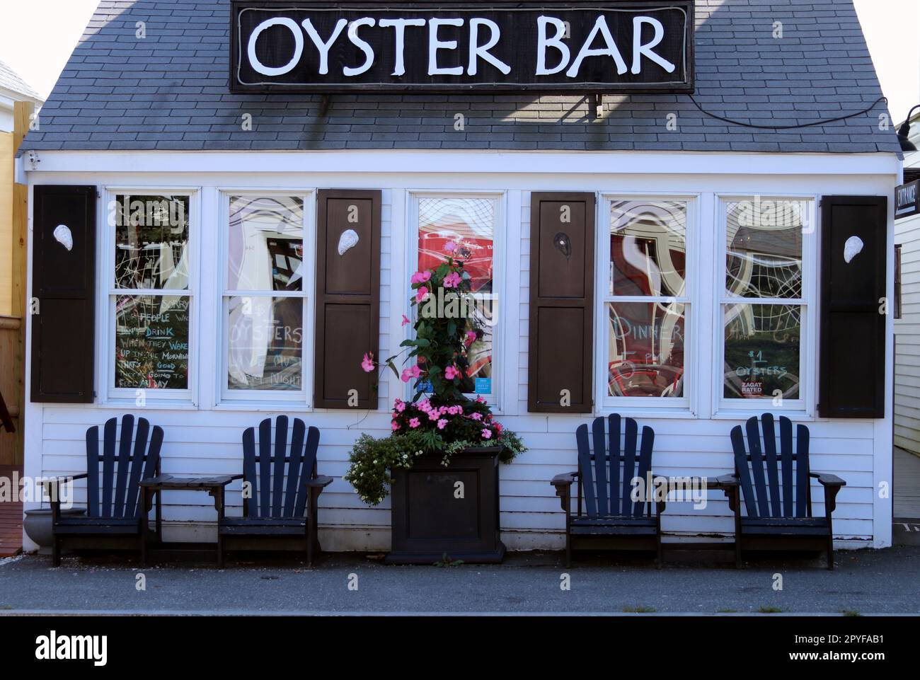 Blick auf die Straße vom Oyster Bar Restaurant, Harwich Port, Massachusetts, am Cape Cod Stockfoto