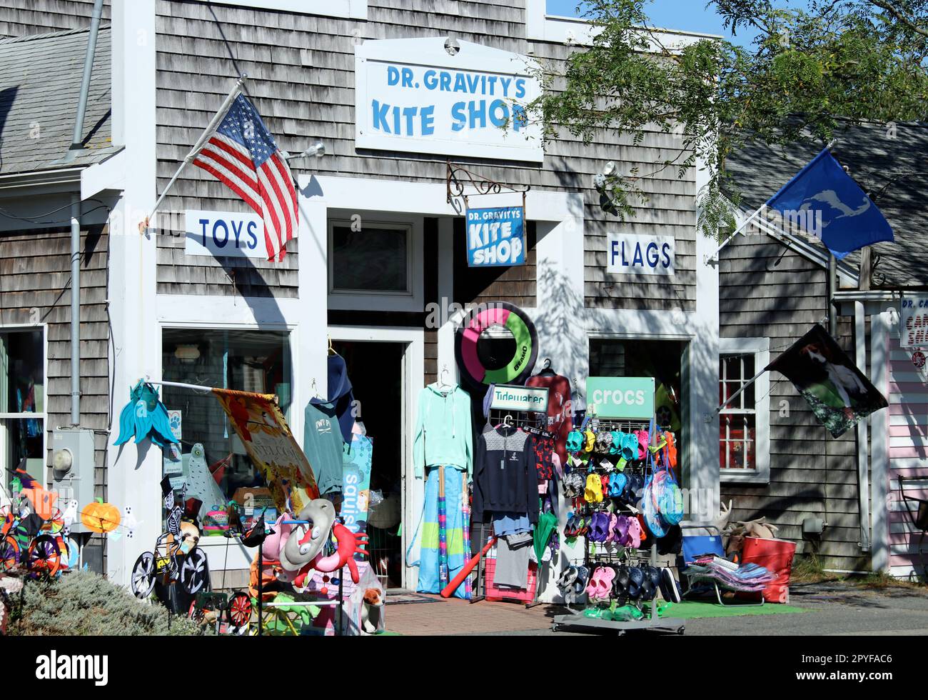 Blick auf die Straße von Dr. Gravity's Kite Shop, Harwich Port, Massachusetts, auf Cape Cod Stockfoto